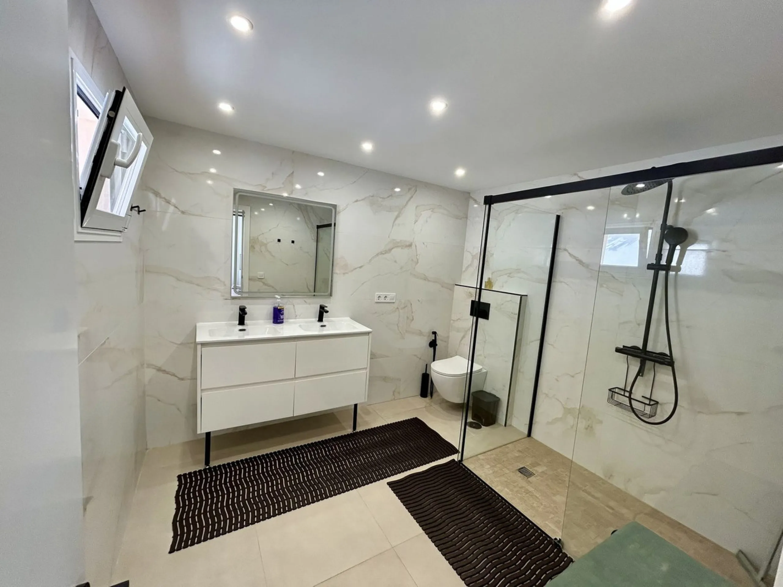 Discover this stunning luxury villa located in the exclusive Torreblanca area of ​​Fuengirola.