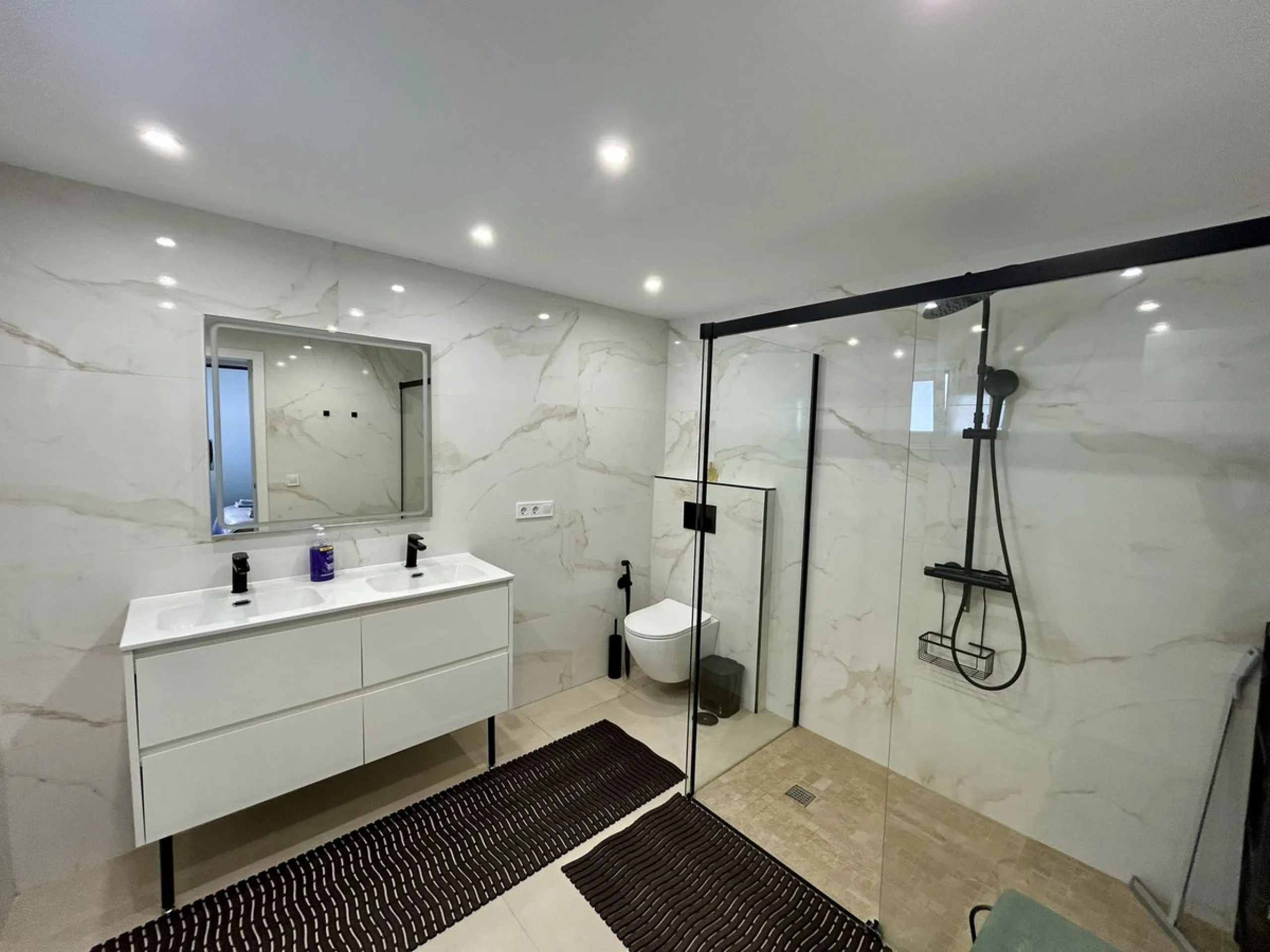 Discover this stunning luxury villa located in the exclusive Torreblanca area of ​​Fuengirola.