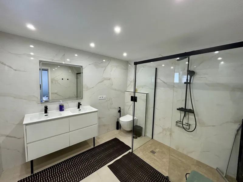 Discover this stunning luxury villa located in the exclusive Torreblanca area of ​​Fuengirola.