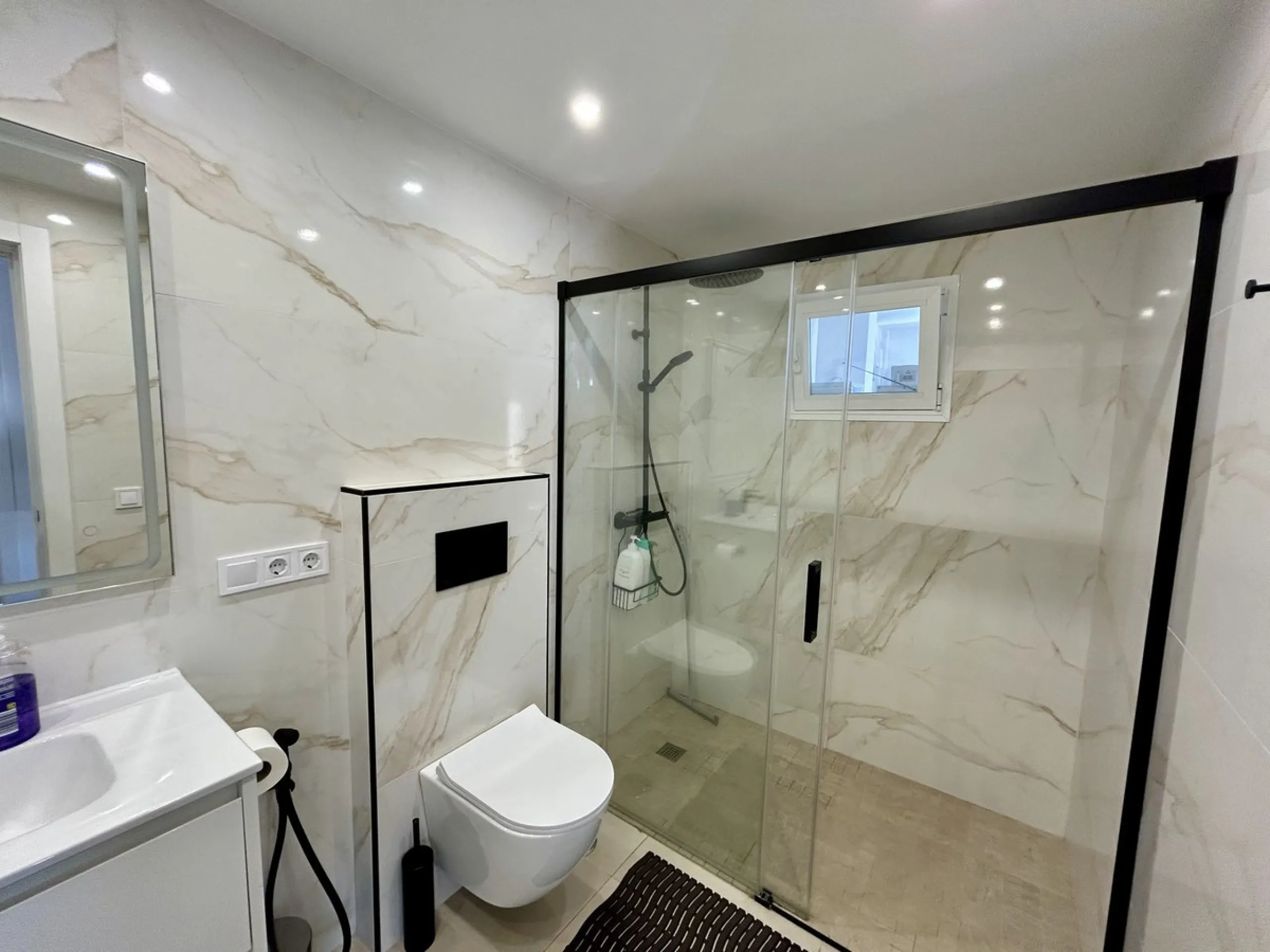 Discover this stunning luxury villa located in the exclusive Torreblanca area of ​​Fuengirola.
