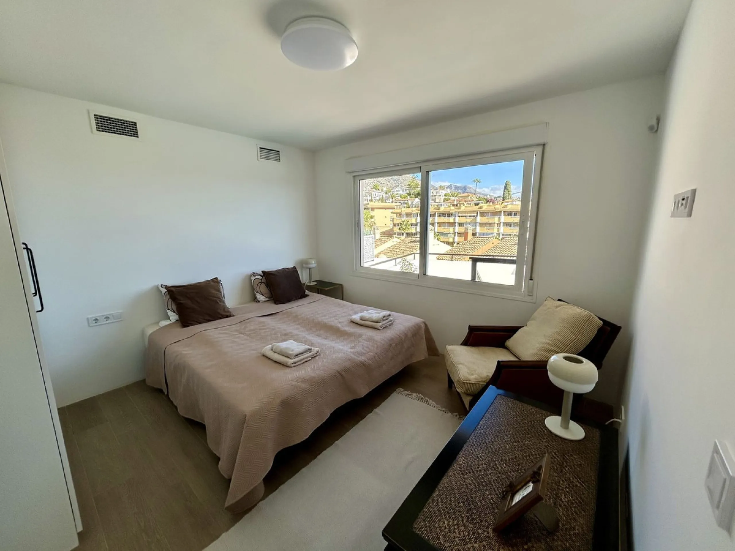 Discover this stunning luxury villa located in the exclusive Torreblanca area of ​​Fuengirola.