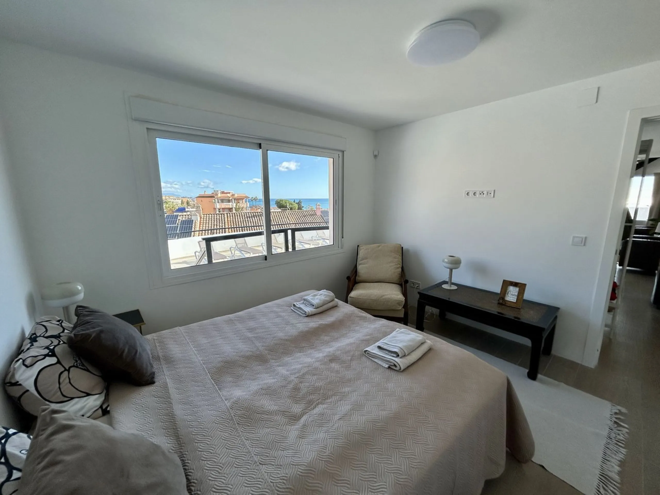 Discover this stunning luxury villa located in the exclusive Torreblanca area of ​​Fuengirola.