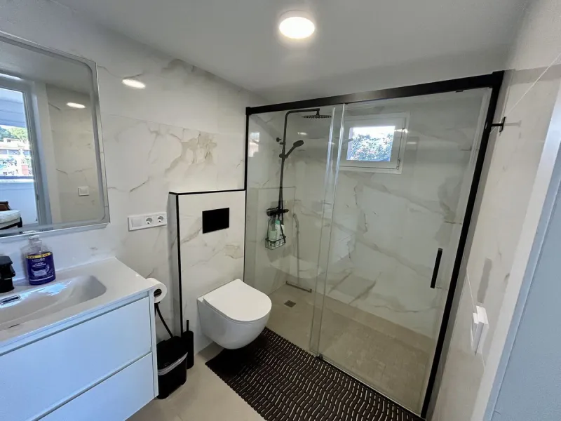 Discover this stunning luxury villa located in the exclusive Torreblanca area of ​​Fuengirola.