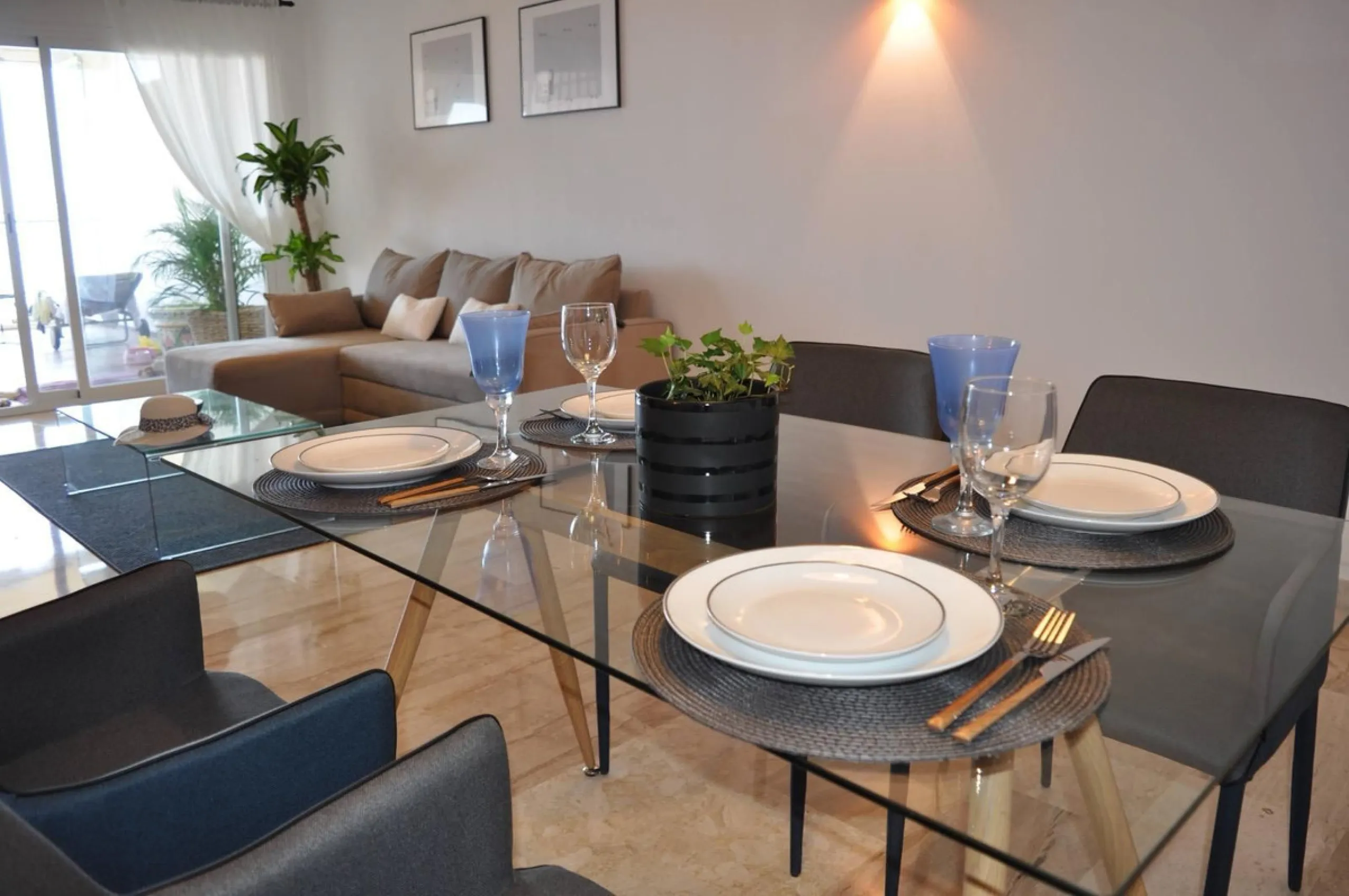 Discover this spectacular 109m² apartment in Calahonda, Málaga, ideal for enjoying Mediterranean living. This property is located in a gated community with a communal swimming pool offering stunning views, and the apartment itself boasts privileged panora