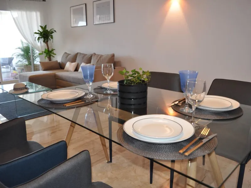 Discover this spectacular 109m² apartment in Calahonda, Málaga, ideal for enjoying Mediterranean living. This property is located in a gated community with a communal swimming pool offering stunning views, and the apartment itself boasts privileged panora