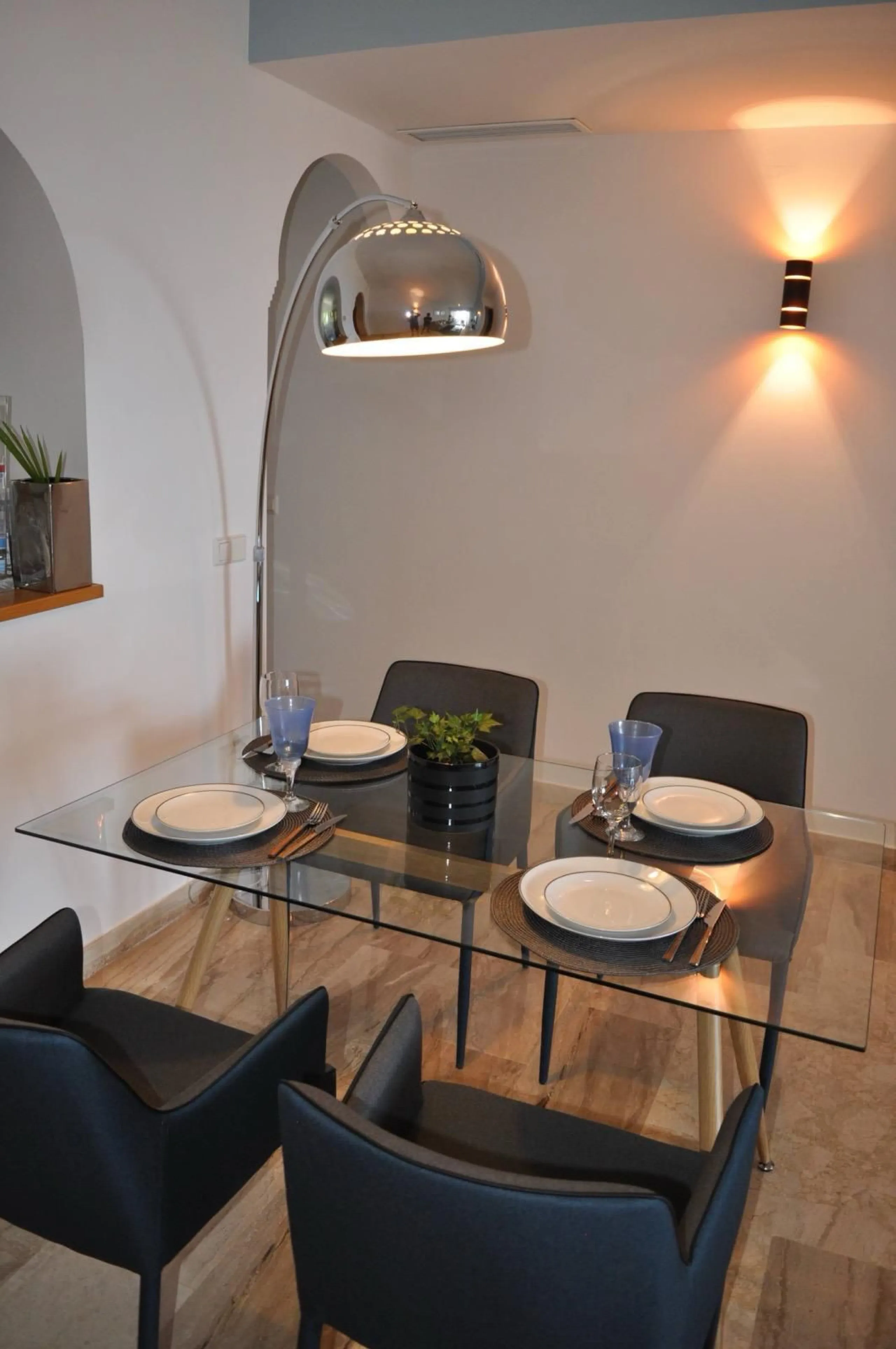 Discover this spectacular 109m² apartment in Calahonda, Málaga, ideal for enjoying Mediterranean living. This property is located in a gated community with a communal swimming pool offering stunning views, and the apartment itself boasts privileged panora