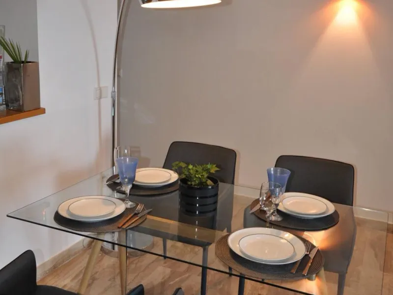 Discover this spectacular 109m² apartment in Calahonda, Málaga, ideal for enjoying Mediterranean living. This property is located in a gated community with a communal swimming pool offering stunning views, and the apartment itself boasts privileged panora