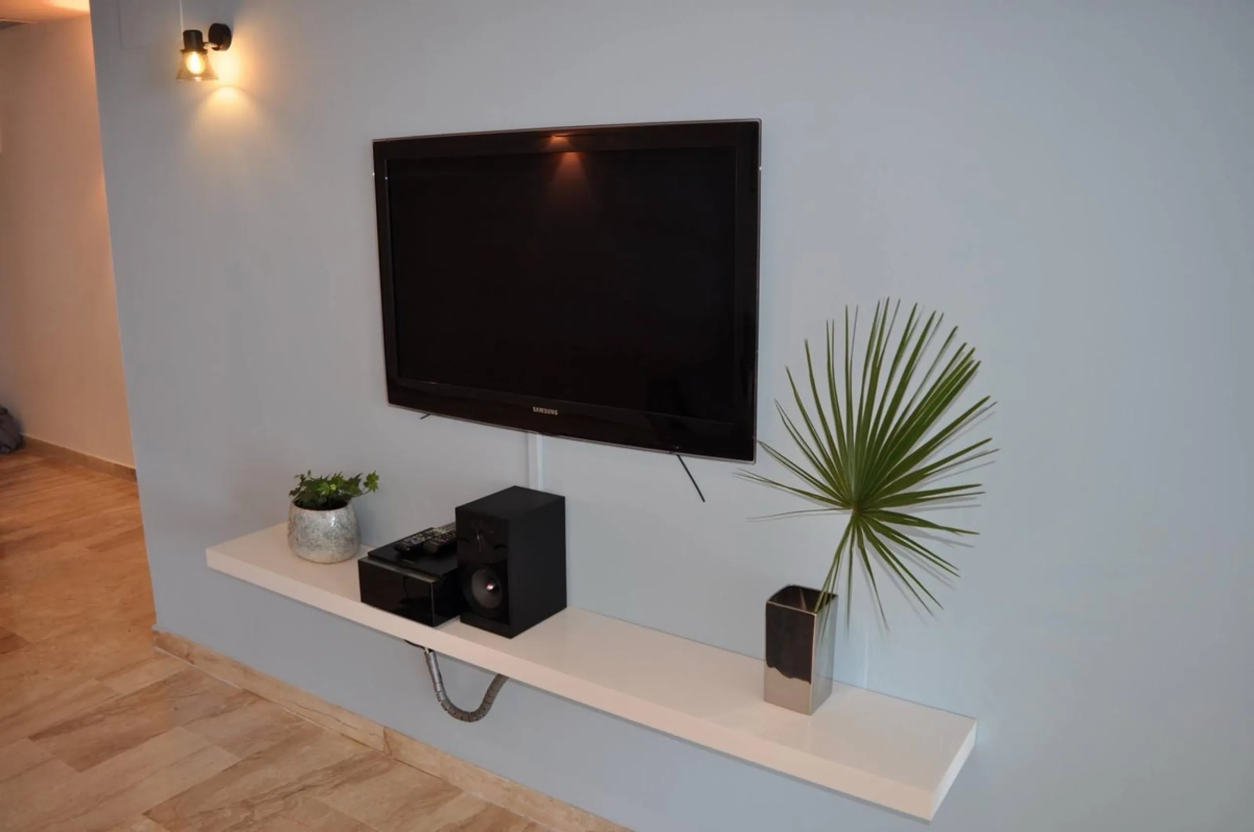Discover this spectacular 109m² apartment in Calahonda, Málaga, ideal for enjoying Mediterranean living. This property is located in a gated community with a communal swimming pool offering stunning views, and the apartment itself boasts privileged panora