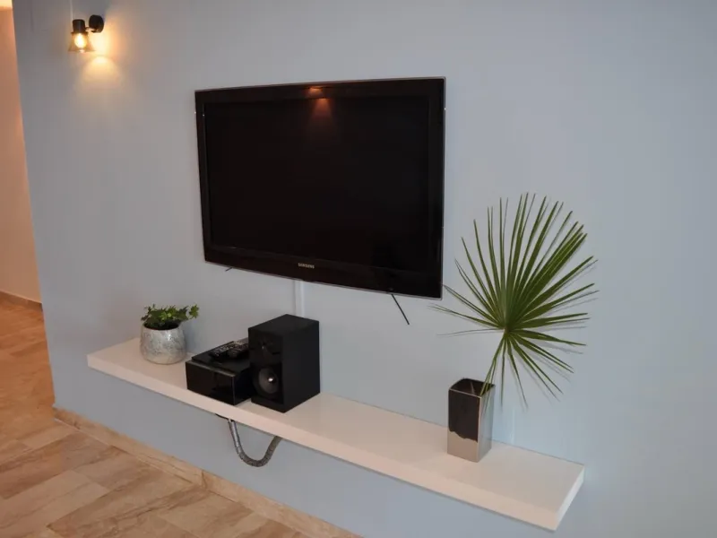 Discover this spectacular 109m² apartment in Calahonda, Málaga, ideal for enjoying Mediterranean living. This property is located in a gated community with a communal swimming pool offering stunning views, and the apartment itself boasts privileged panora