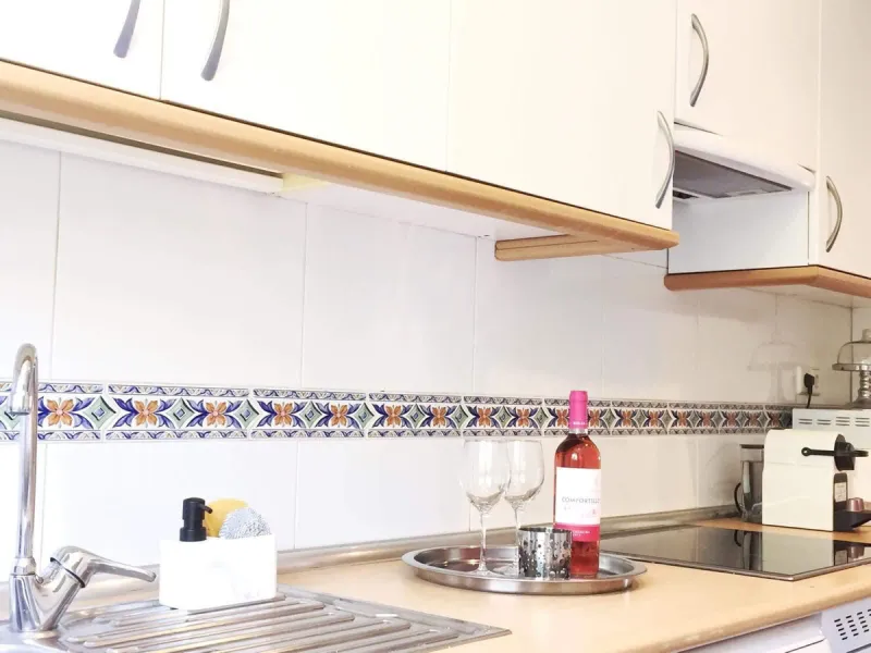 Discover this spectacular 109m² apartment in Calahonda, Málaga, ideal for enjoying Mediterranean living. This property is located in a gated community with a communal swimming pool offering stunning views, and the apartment itself boasts privileged panora