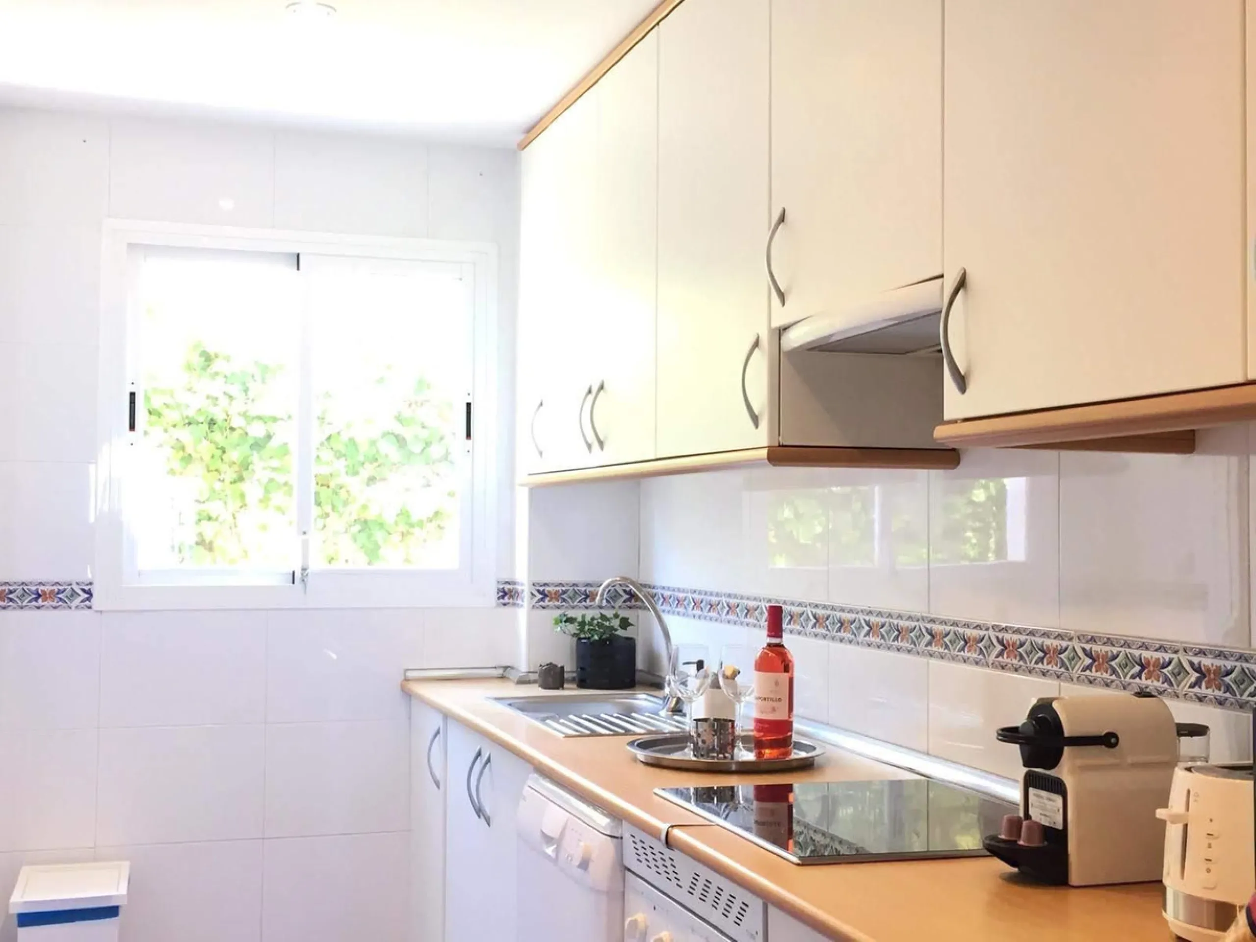 Discover this spectacular 109m² apartment in Calahonda, Málaga, ideal for enjoying Mediterranean living. This property is located in a gated community with a communal swimming pool offering stunning views, and the apartment itself boasts privileged panora