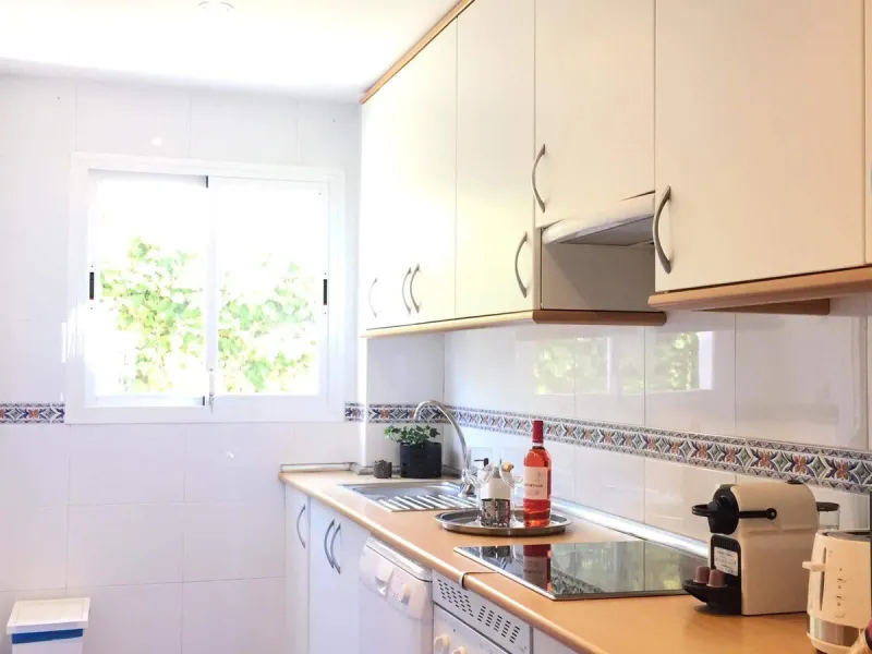 Discover this spectacular 109m² apartment in Calahonda, Málaga, ideal for enjoying Mediterranean living. This property is located in a gated community with a communal swimming pool offering stunning views, and the apartment itself boasts privileged panora