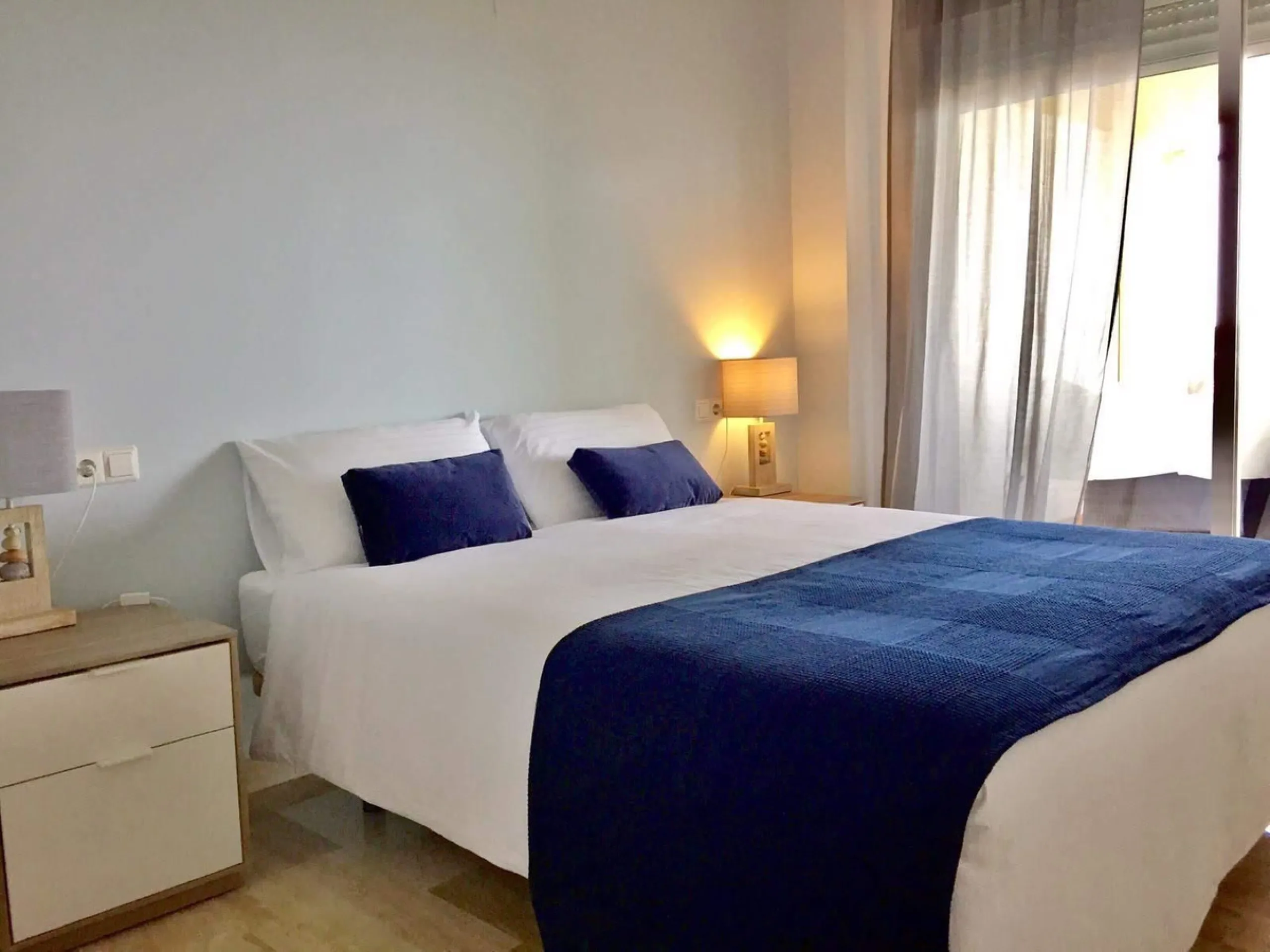 Discover this spectacular 109m² apartment in Calahonda, Málaga, ideal for enjoying Mediterranean living. This property is located in a gated community with a communal swimming pool offering stunning views, and the apartment itself boasts privileged panora