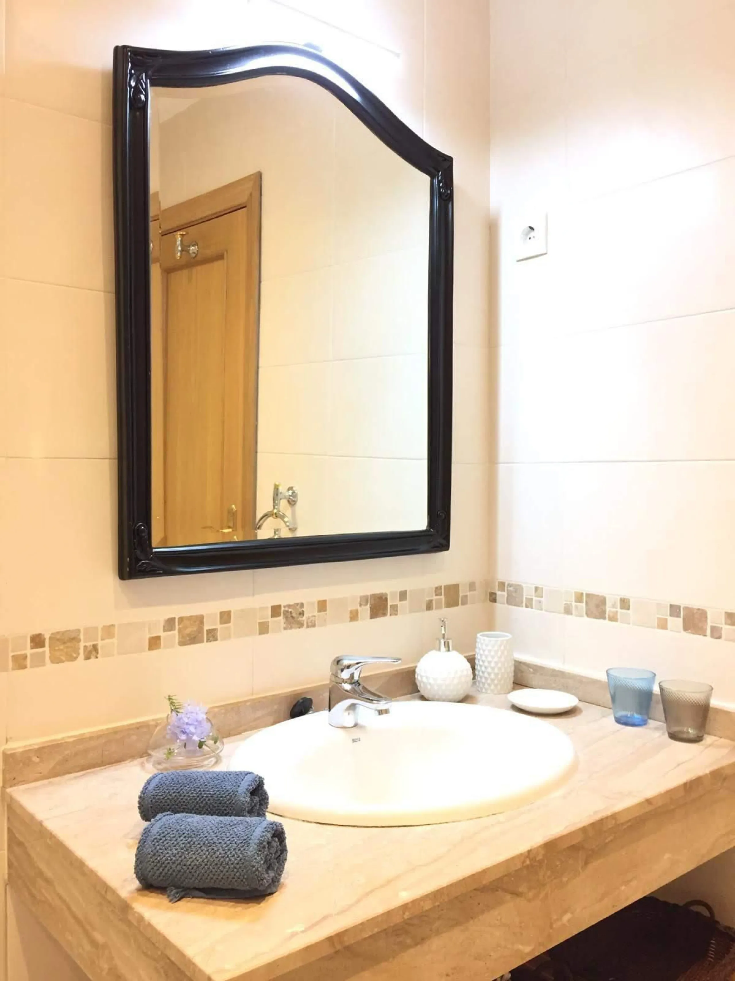 Discover this spectacular 109m² apartment in Calahonda, Málaga, ideal for enjoying Mediterranean living. This property is located in a gated community with a communal swimming pool offering stunning views, and the apartment itself boasts privileged panora
