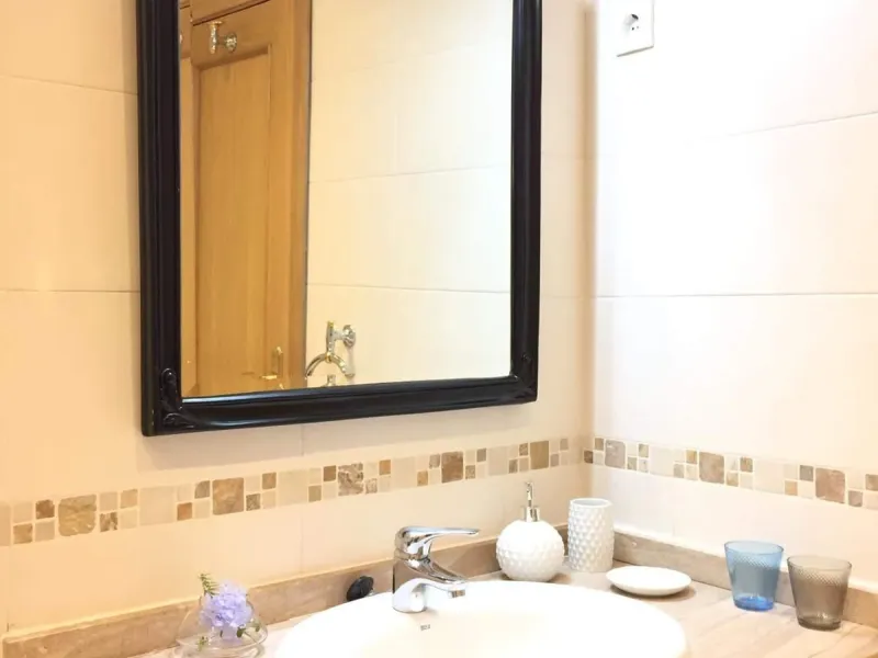 Discover this spectacular 109m² apartment in Calahonda, Málaga, ideal for enjoying Mediterranean living. This property is located in a gated community with a communal swimming pool offering stunning views, and the apartment itself boasts privileged panora