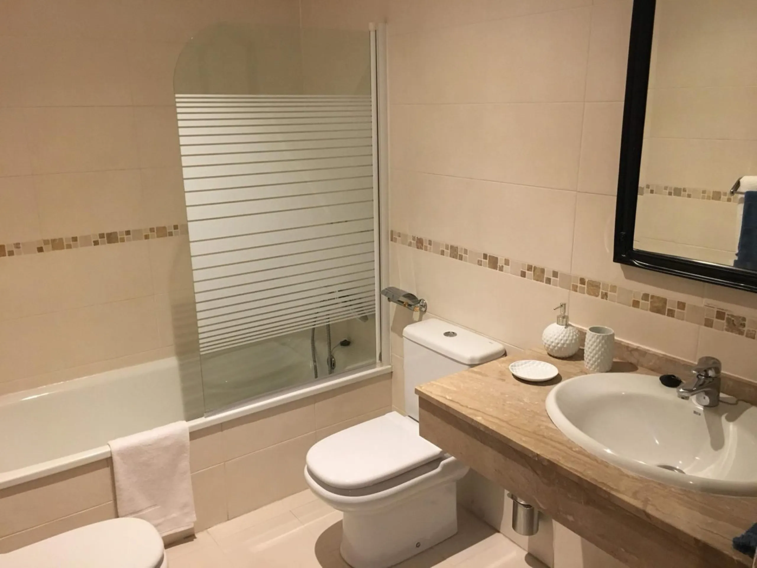 Discover this spectacular 109m² apartment in Calahonda, Málaga, ideal for enjoying Mediterranean living. This property is located in a gated community with a communal swimming pool offering stunning views, and the apartment itself boasts privileged panora
