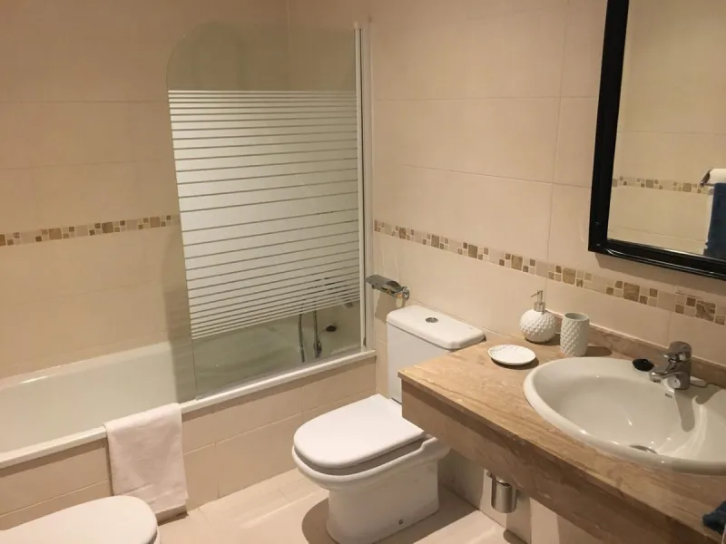 Discover this spectacular 109m² apartment in Calahonda, Málaga, ideal for enjoying Mediterranean living. This property is located in a gated community with a communal swimming pool offering stunning views, and the apartment itself boasts privileged panora