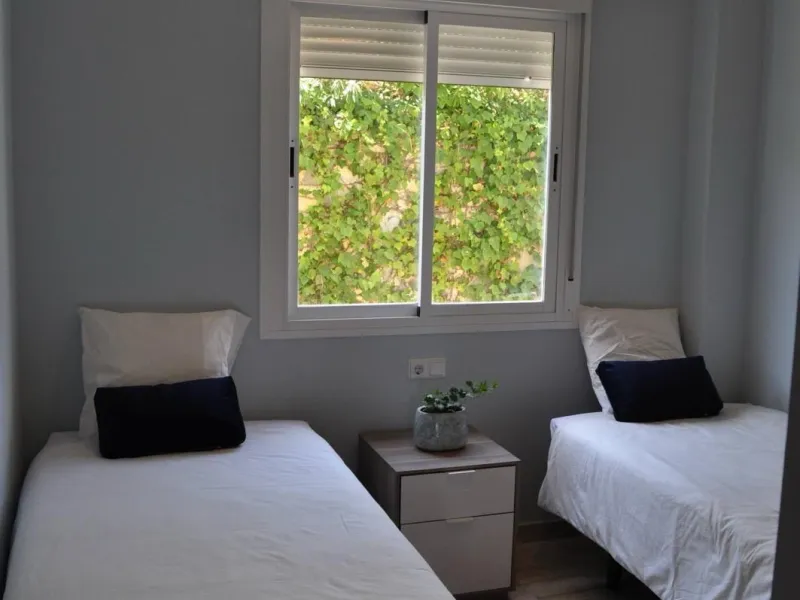 Discover this spectacular 109m² apartment in Calahonda, Málaga, ideal for enjoying Mediterranean living. This property is located in a gated community with a communal swimming pool offering stunning views, and the apartment itself boasts privileged panora