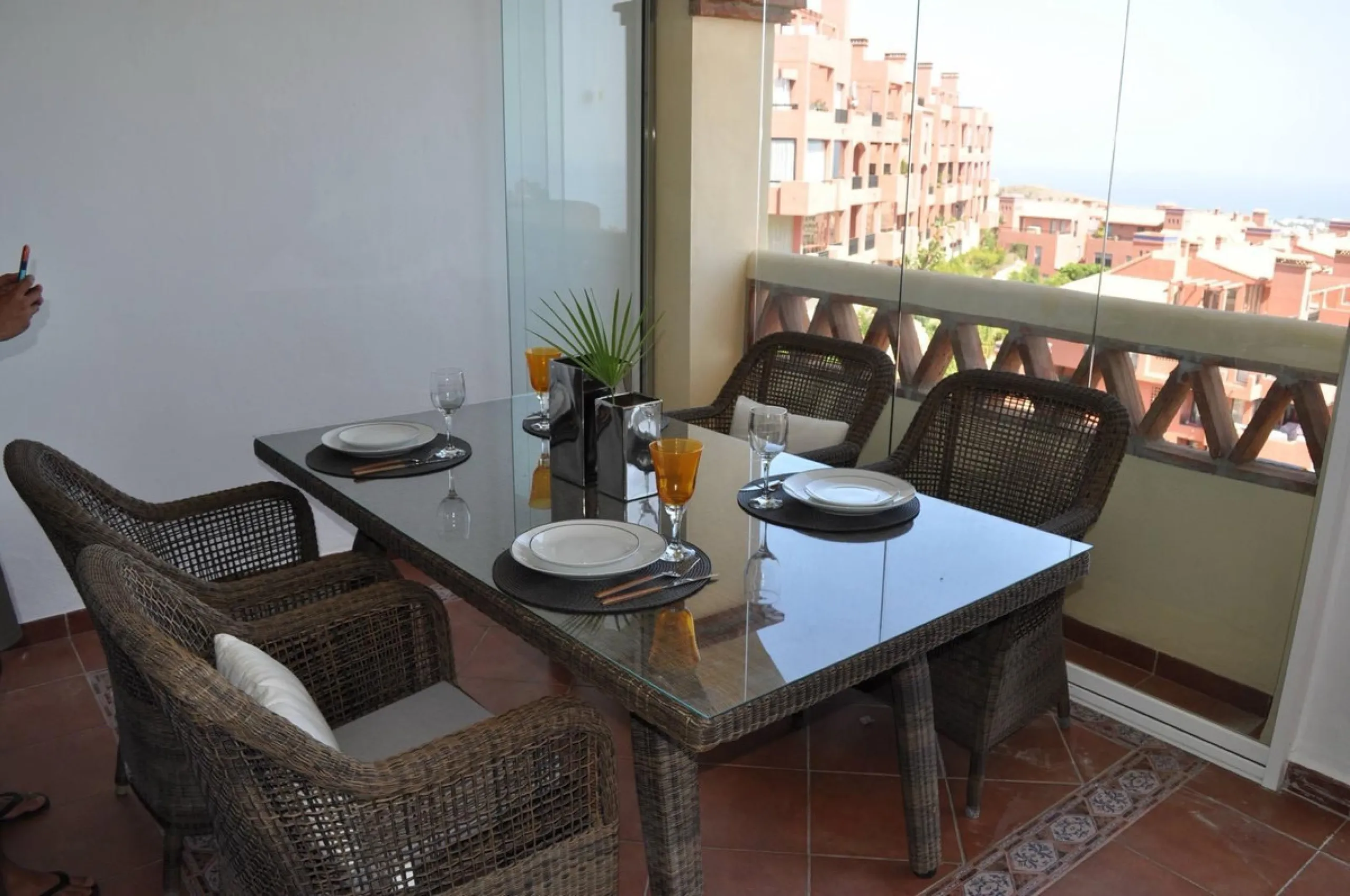 Discover this spectacular 109m² apartment in Calahonda, Málaga, ideal for enjoying Mediterranean living. This property is located in a gated community with a communal swimming pool offering stunning views, and the apartment itself boasts privileged panora