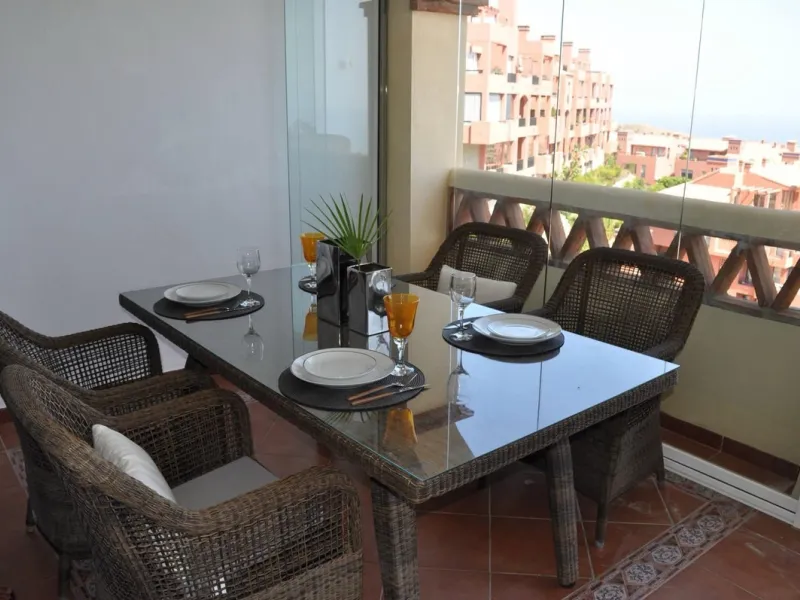 Discover this spectacular 109m² apartment in Calahonda, Málaga, ideal for enjoying Mediterranean living. This property is located in a gated community with a communal swimming pool offering stunning views, and the apartment itself boasts privileged panora