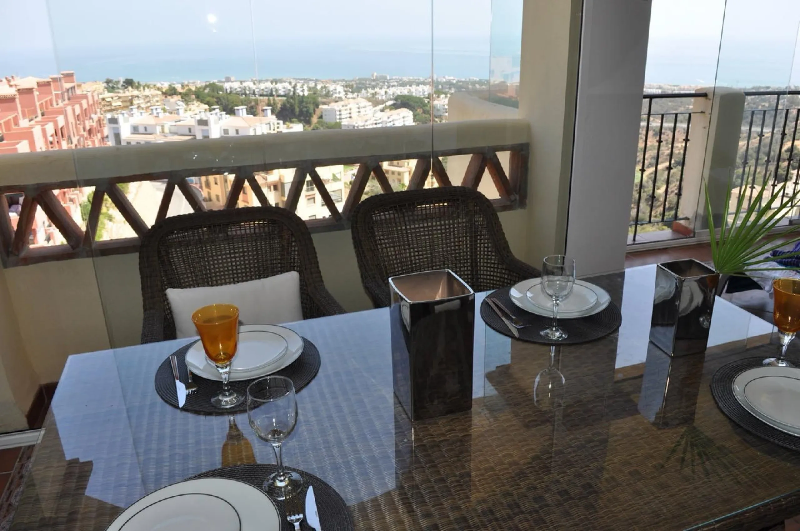 Discover this spectacular 109m² apartment in Calahonda, Málaga, ideal for enjoying Mediterranean living. This property is located in a gated community with a communal swimming pool offering stunning views, and the apartment itself boasts privileged panora