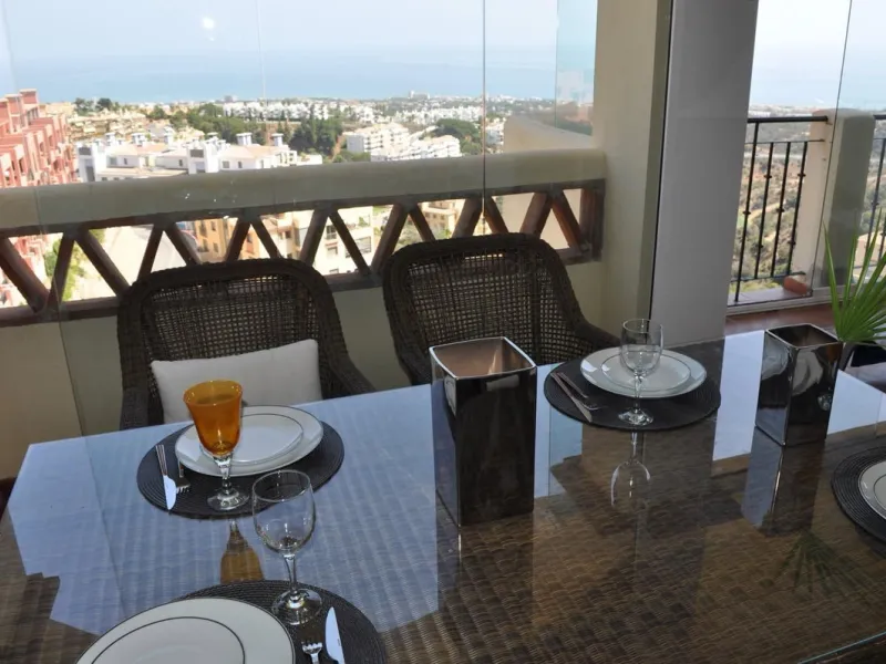 Discover this spectacular 109m² apartment in Calahonda, Málaga, ideal for enjoying Mediterranean living. This property is located in a gated community with a communal swimming pool offering stunning views, and the apartment itself boasts privileged panora