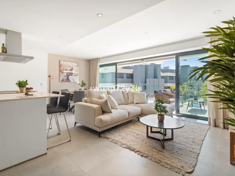 3-Bedroom Apartment with Sea Views & Tourist Licence in OASIS 325 – Estepona