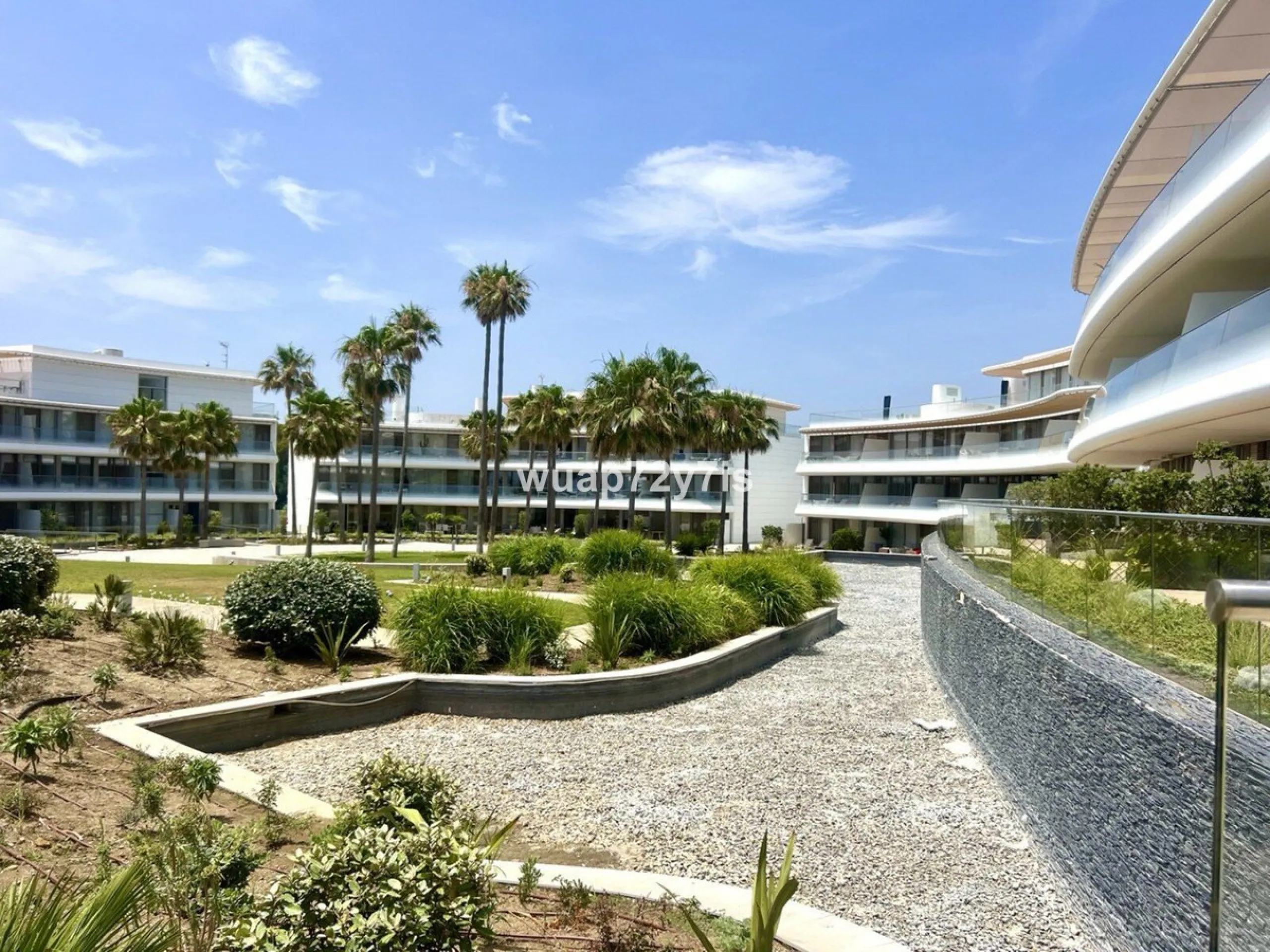 Located in the prestigious The Edge development, on the seafront of Estepona's exclusive New Golden Mile, this elegant flat is part of one of the most modern and sought-after residential complexes on the Costa del Sol. The surroundings offer privacy, cont