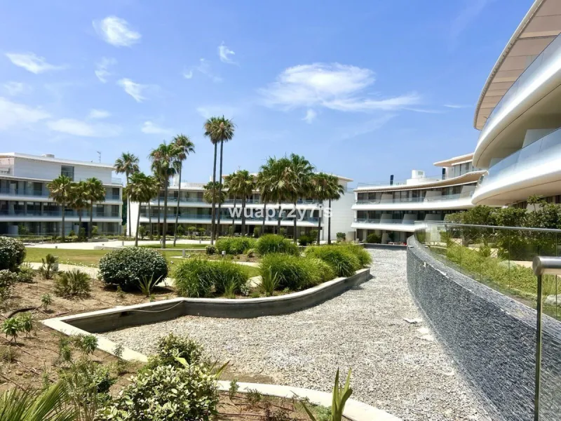 Located in the prestigious The Edge development, on the seafront of Estepona's exclusive New Golden Mile, this elegant flat is part of one of the most modern and sought-after residential complexes on the Costa del Sol. The surroundings offer privacy, cont