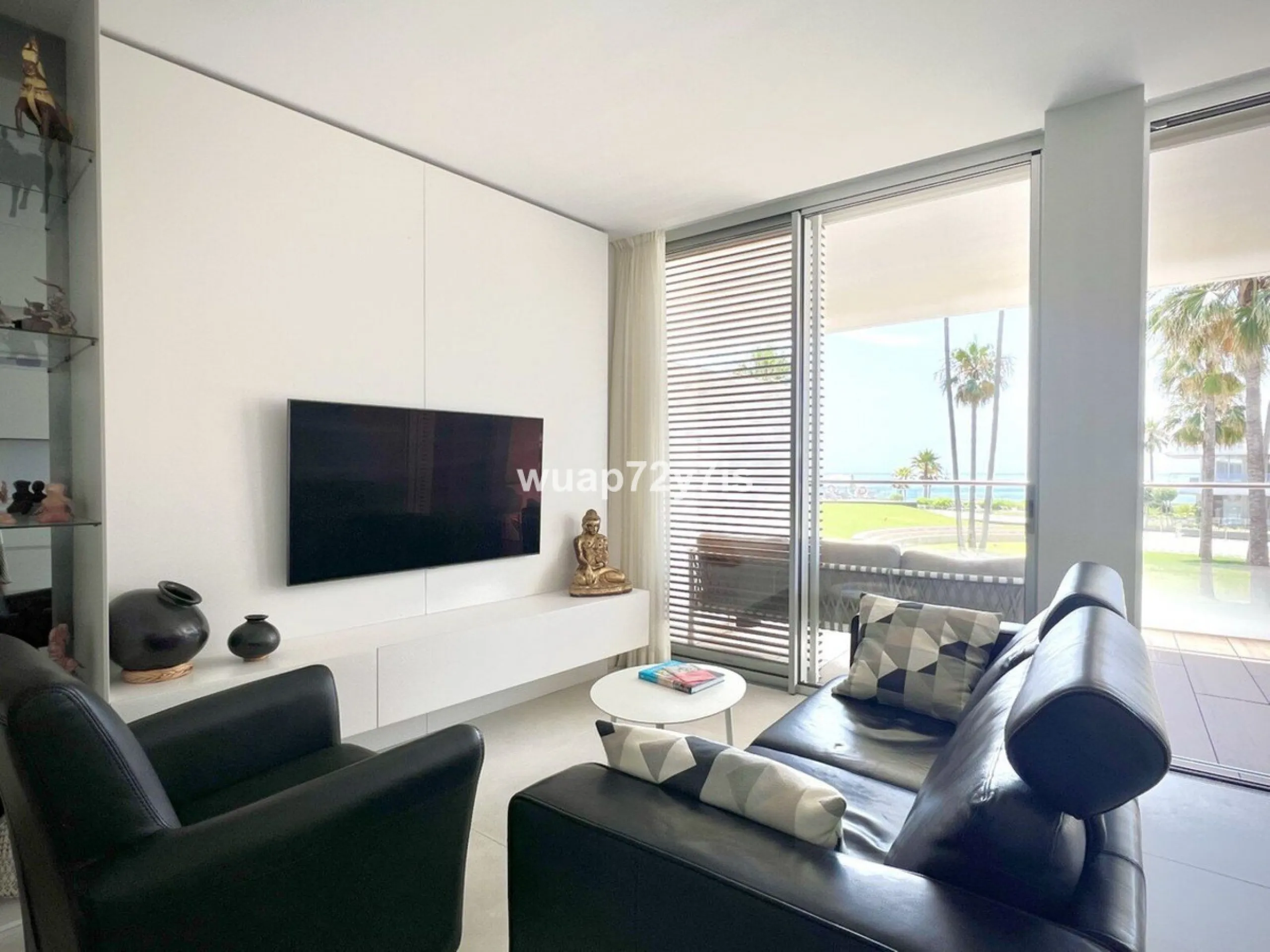 Located in the prestigious The Edge development, on the seafront of Estepona's exclusive New Golden Mile, this elegant flat is part of one of the most modern and sought-after residential complexes on the Costa del Sol. The surroundings offer privacy, cont