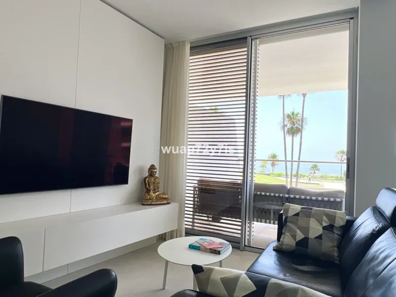 Located in the prestigious The Edge development, on the seafront of Estepona's exclusive New Golden Mile, this elegant flat is part of one of the most modern and sought-after residential complexes on the Costa del Sol. The surroundings offer privacy, cont