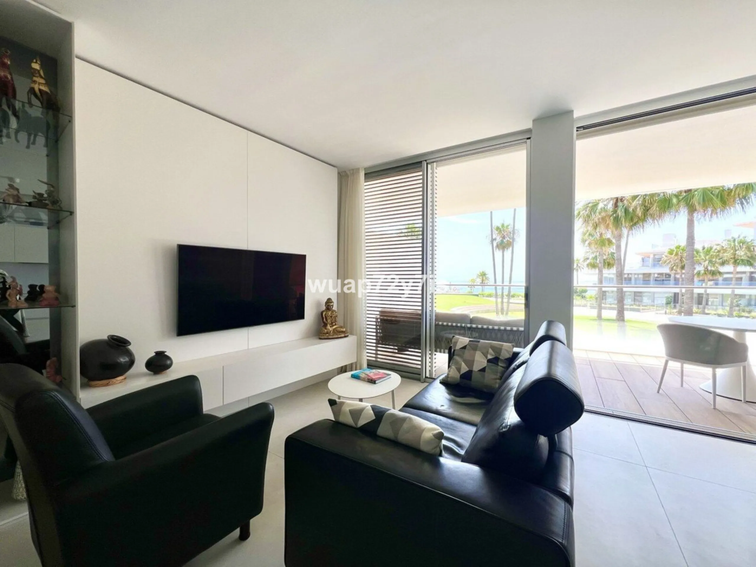 Located in the prestigious The Edge development, on the seafront of Estepona's exclusive New Golden Mile, this elegant flat is part of one of the most modern and sought-after residential complexes on the Costa del Sol. The surroundings offer privacy, cont