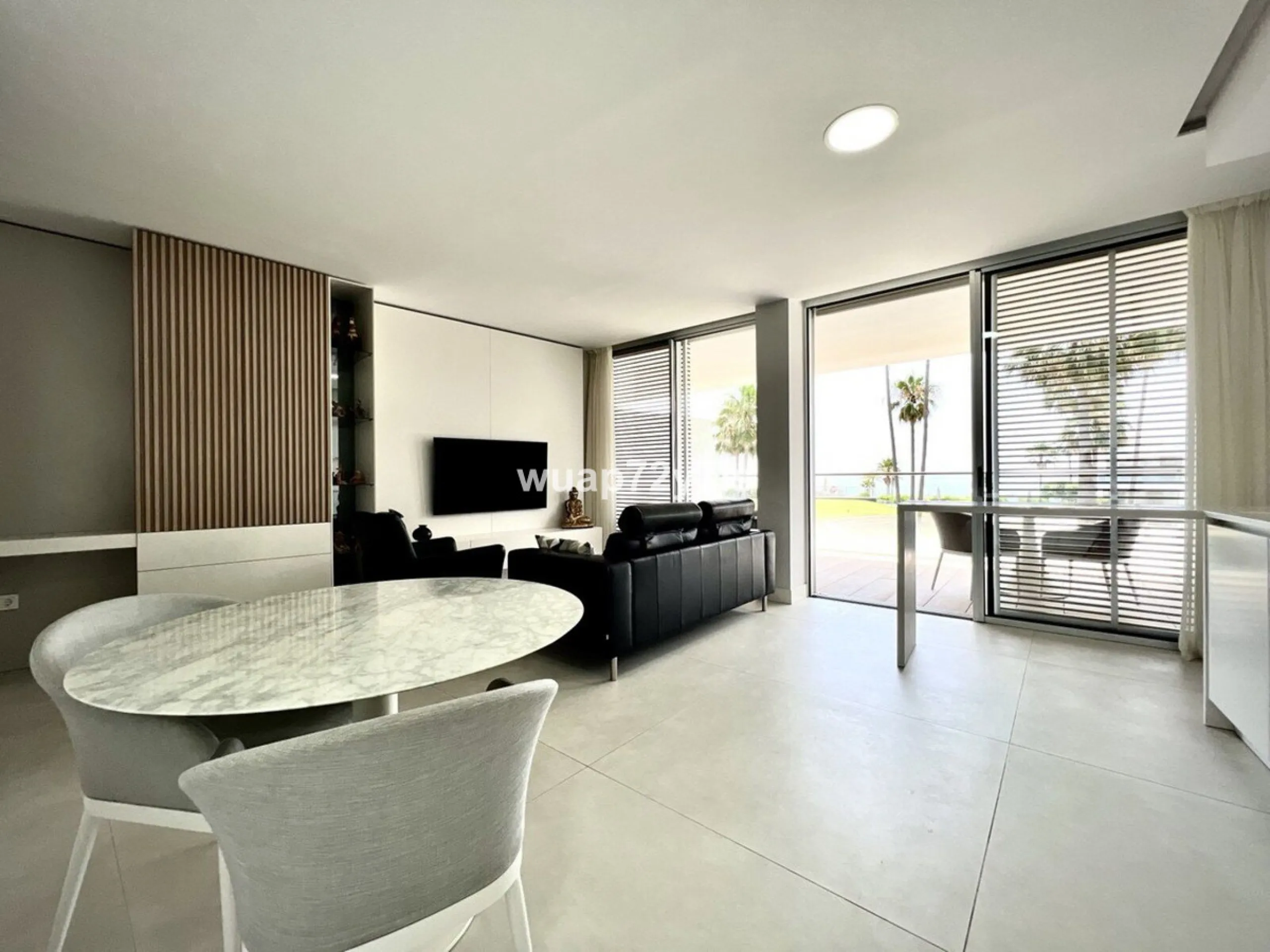 Located in the prestigious The Edge development, on the seafront of Estepona's exclusive New Golden Mile, this elegant flat is part of one of the most modern and sought-after residential complexes on the Costa del Sol. The surroundings offer privacy, cont