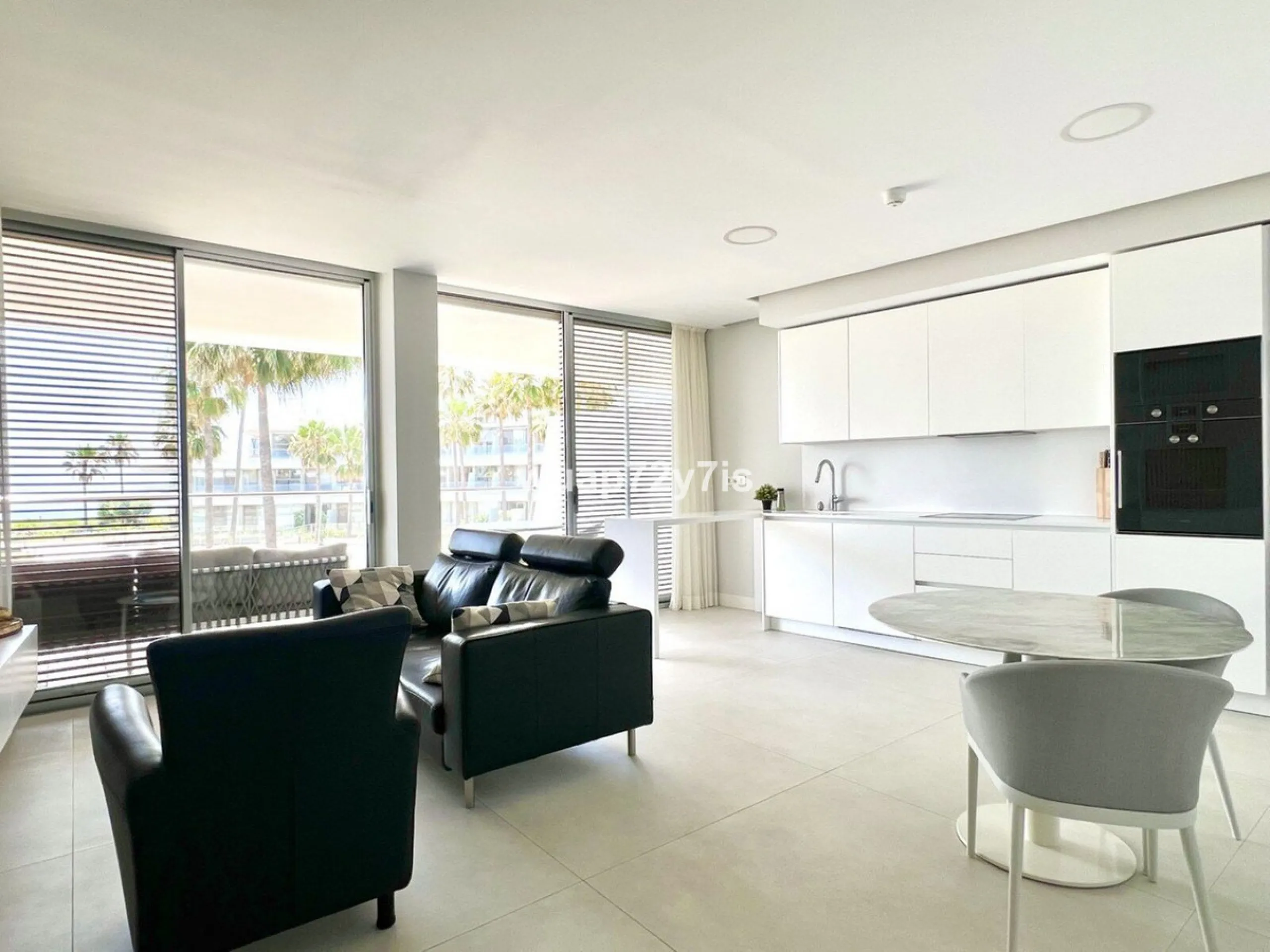 Located in the prestigious The Edge development, on the seafront of Estepona's exclusive New Golden Mile, this elegant flat is part of one of the most modern and sought-after residential complexes on the Costa del Sol. The surroundings offer privacy, cont