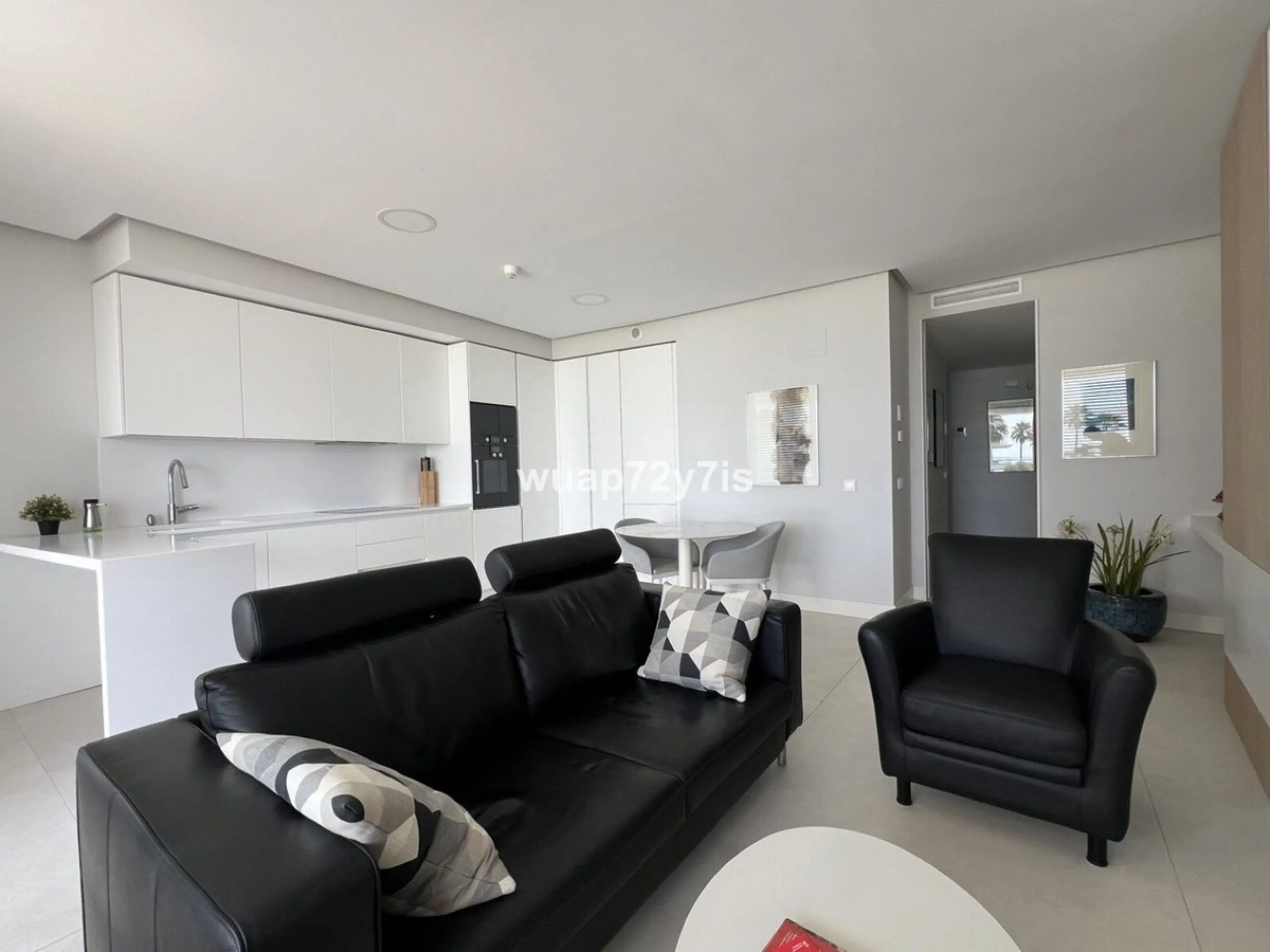 Located in the prestigious The Edge development, on the seafront of Estepona's exclusive New Golden Mile, this elegant flat is part of one of the most modern and sought-after residential complexes on the Costa del Sol. The surroundings offer privacy, cont