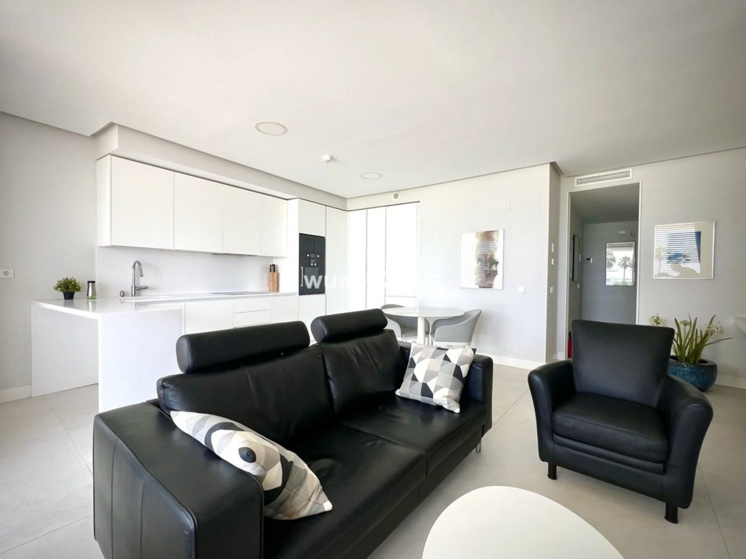 Located in the prestigious The Edge development, on the seafront of Estepona's exclusive New Golden Mile, this elegant flat is part of one of the most modern and sought-after residential complexes on the Costa del Sol. The surroundings offer privacy, cont