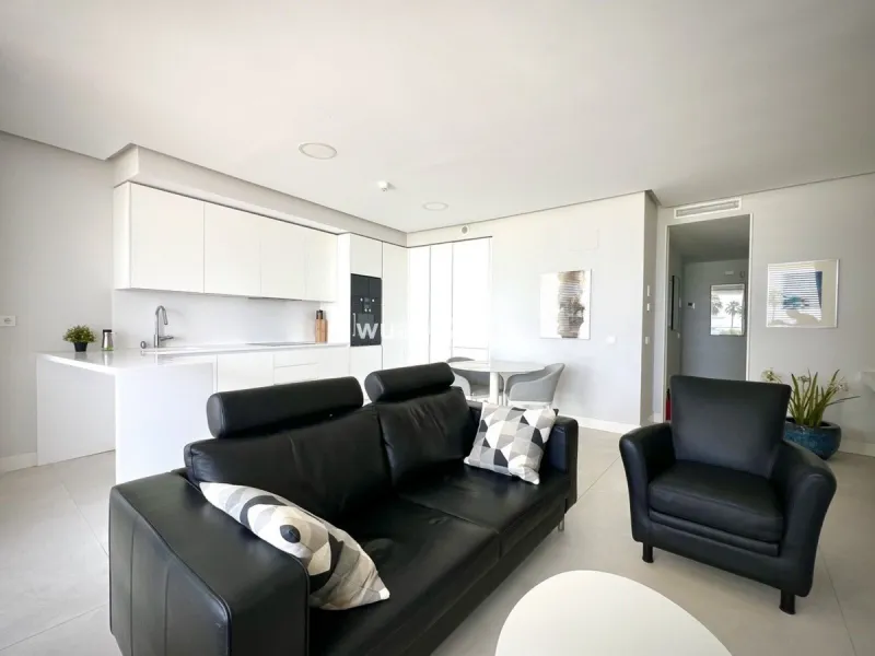 Located in the prestigious The Edge development, on the seafront of Estepona's exclusive New Golden Mile, this elegant flat is part of one of the most modern and sought-after residential complexes on the Costa del Sol. The surroundings offer privacy, cont