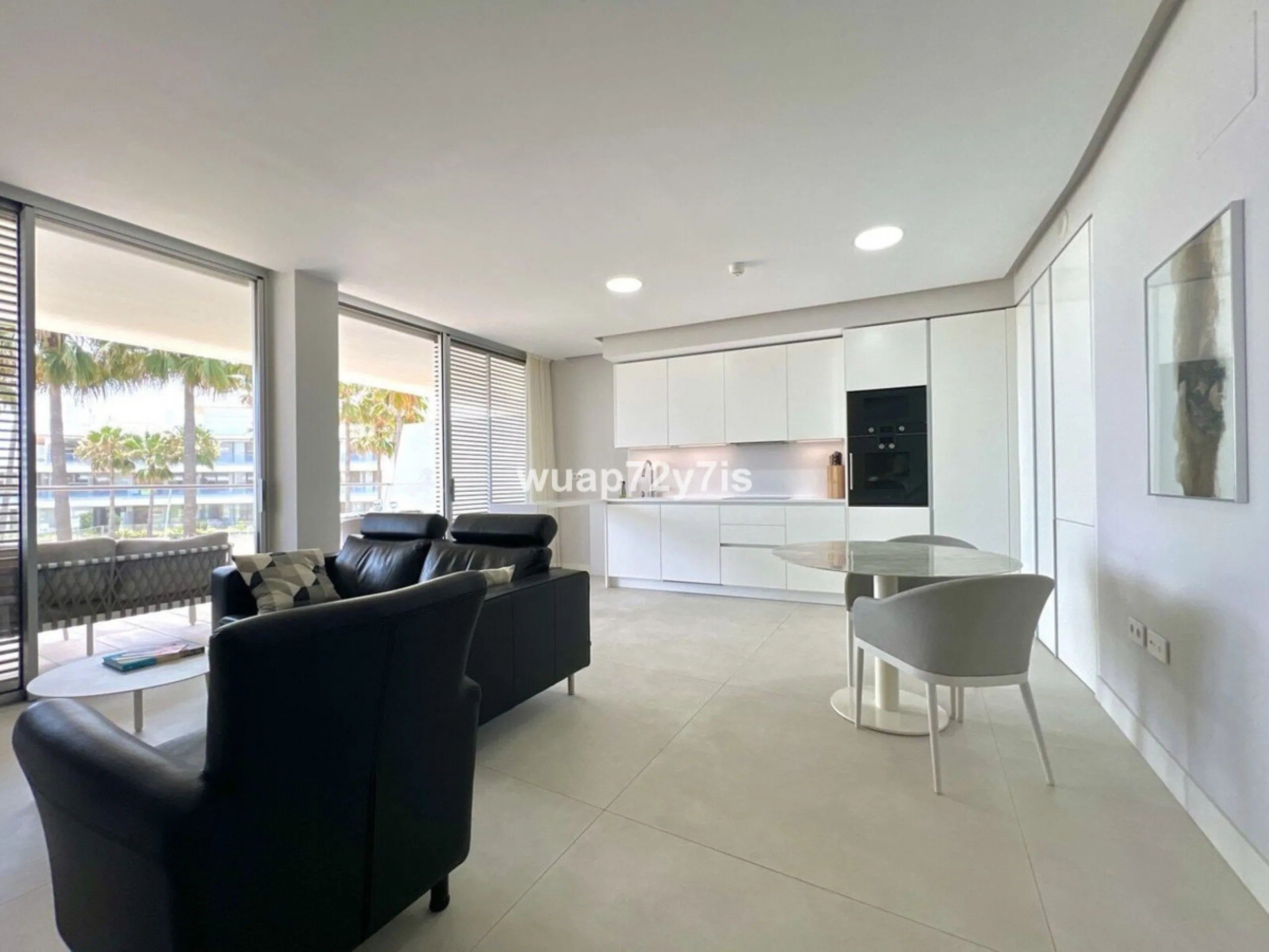 Located in the prestigious The Edge development, on the seafront of Estepona's exclusive New Golden Mile, this elegant flat is part of one of the most modern and sought-after residential complexes on the Costa del Sol. The surroundings offer privacy, cont