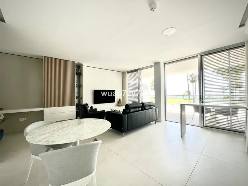 Located in the prestigious The Edge development, on the seafront of Estepona's exclusive New Golden Mile, this elegant flat is part of one of the most modern and sought-after residential complexes on the Costa del Sol. The surroundings offer privacy, cont