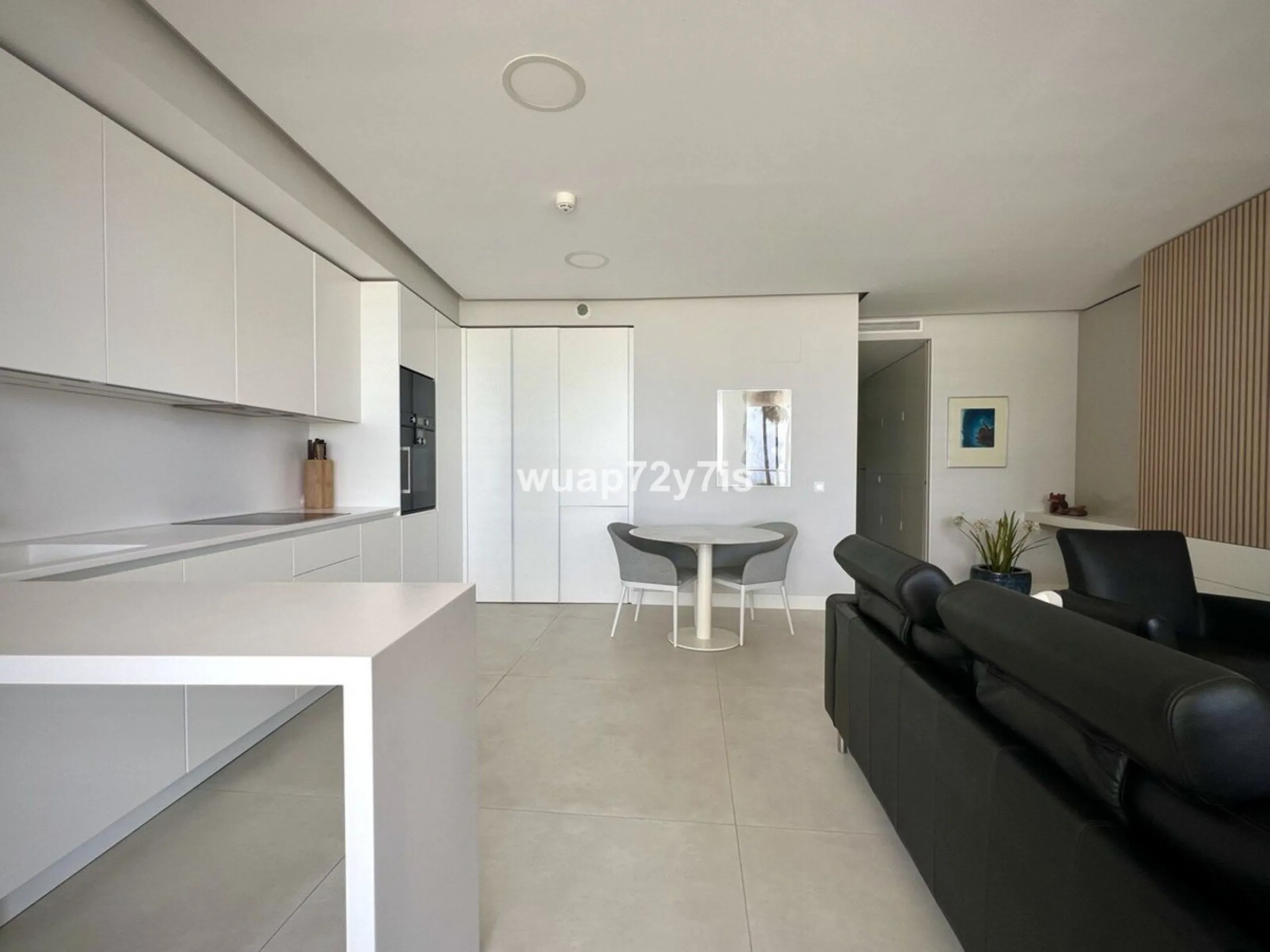 Located in the prestigious The Edge development, on the seafront of Estepona's exclusive New Golden Mile, this elegant flat is part of one of the most modern and sought-after residential complexes on the Costa del Sol. The surroundings offer privacy, cont