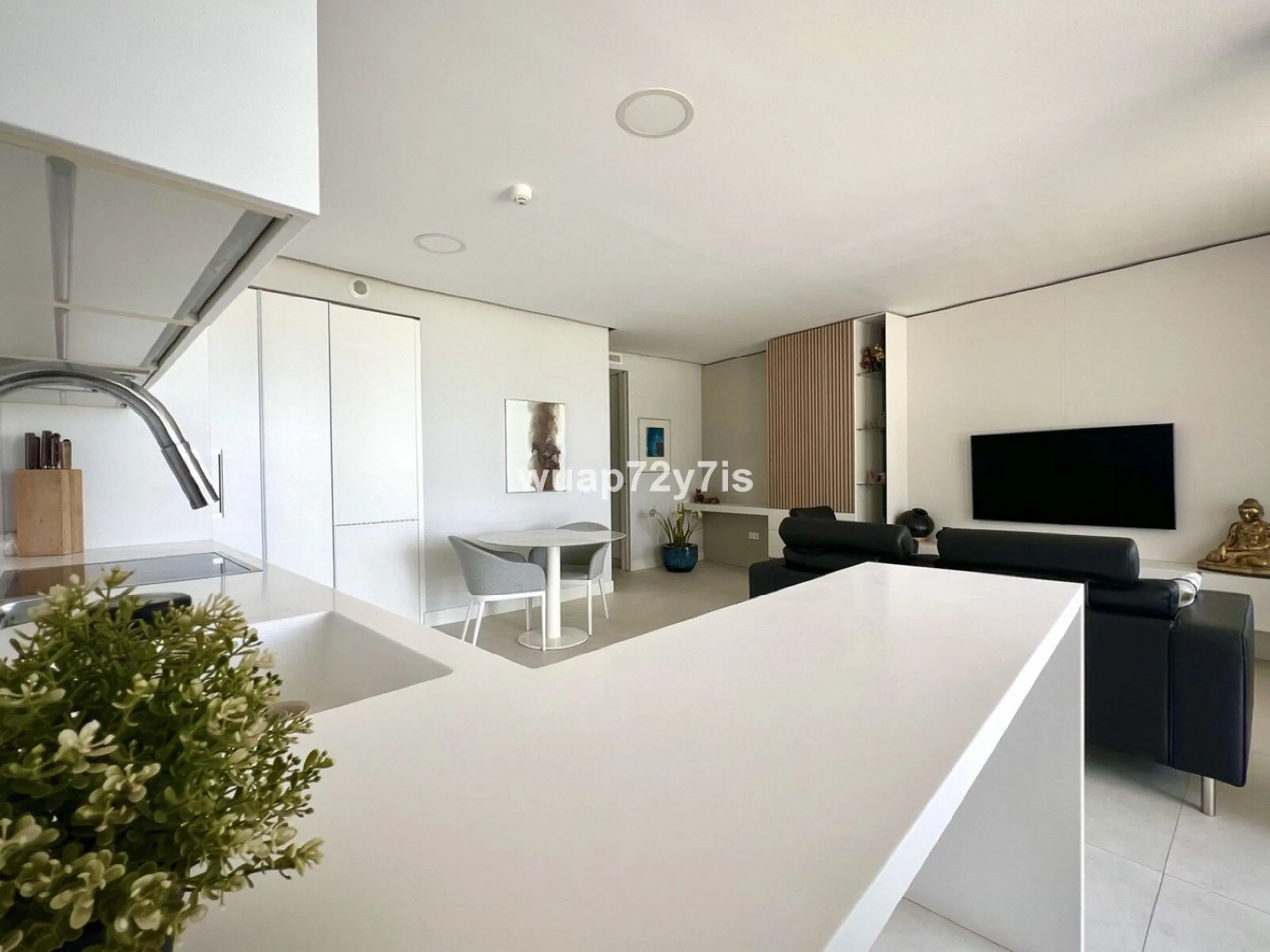 Located in the prestigious The Edge development, on the seafront of Estepona's exclusive New Golden Mile, this elegant flat is part of one of the most modern and sought-after residential complexes on the Costa del Sol. The surroundings offer privacy, cont
