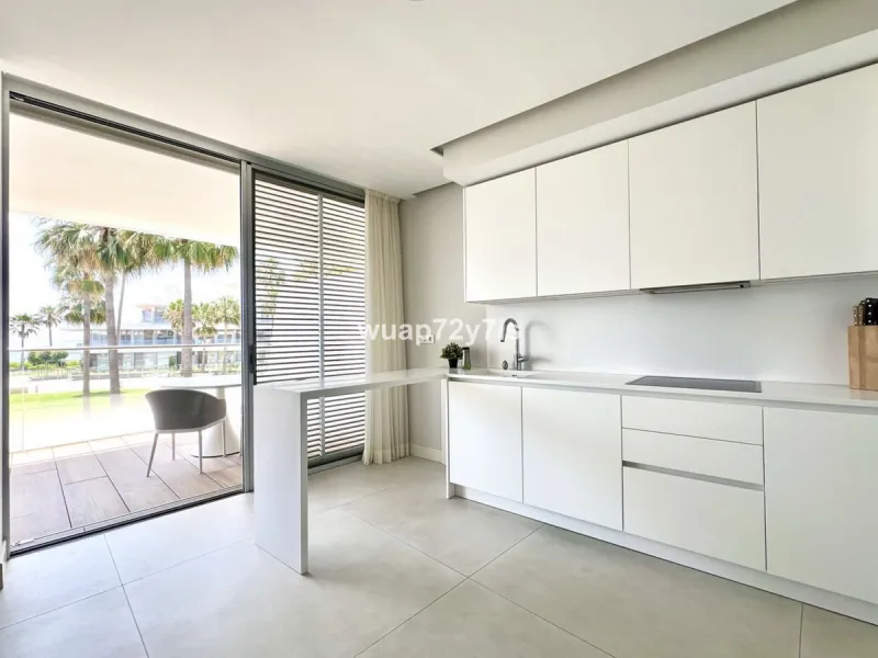Located in the prestigious The Edge development, on the seafront of Estepona's exclusive New Golden Mile, this elegant flat is part of one of the most modern and sought-after residential complexes on the Costa del Sol. The surroundings offer privacy, cont