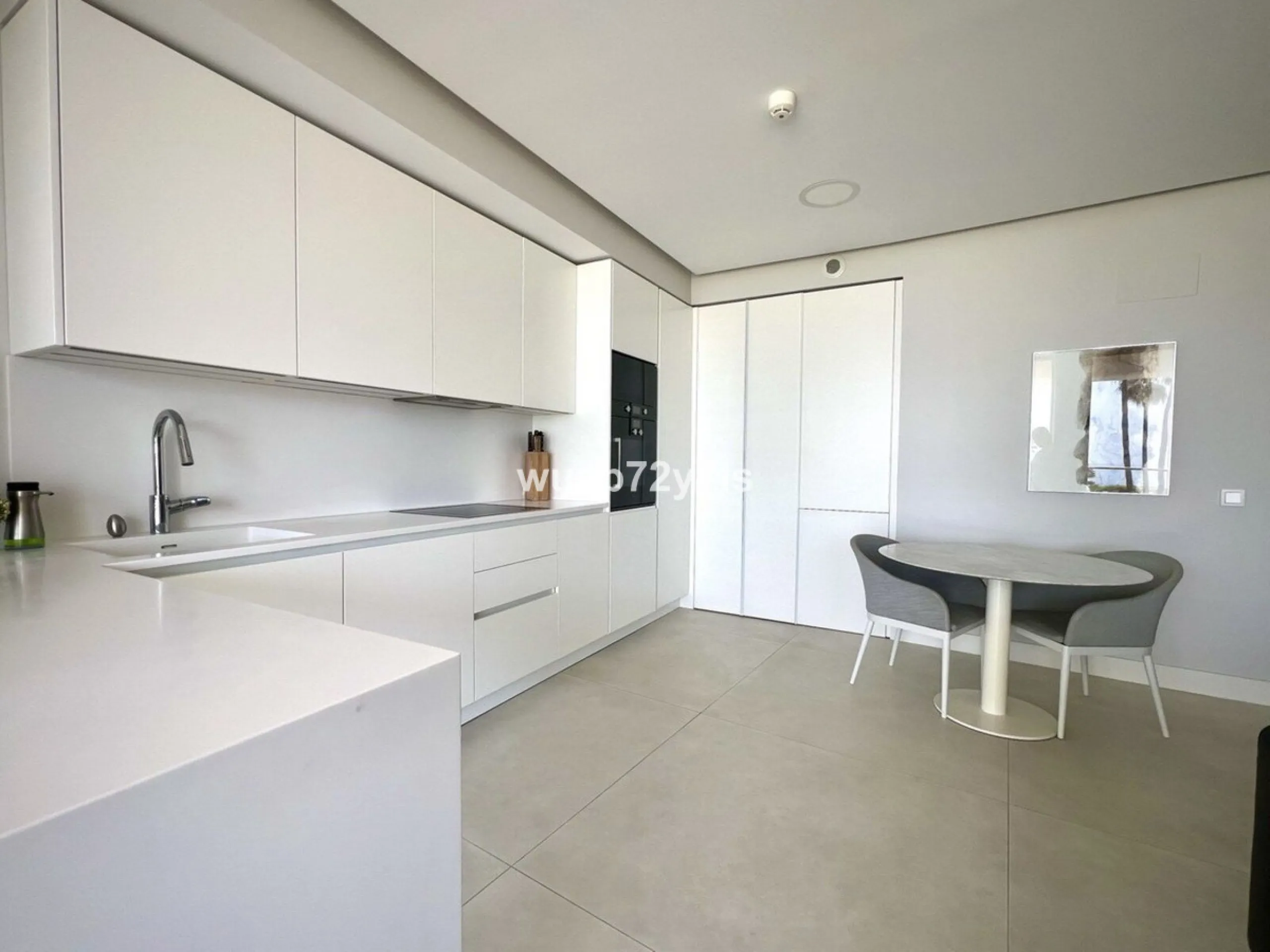 Located in the prestigious The Edge development, on the seafront of Estepona's exclusive New Golden Mile, this elegant flat is part of one of the most modern and sought-after residential complexes on the Costa del Sol. The surroundings offer privacy, cont