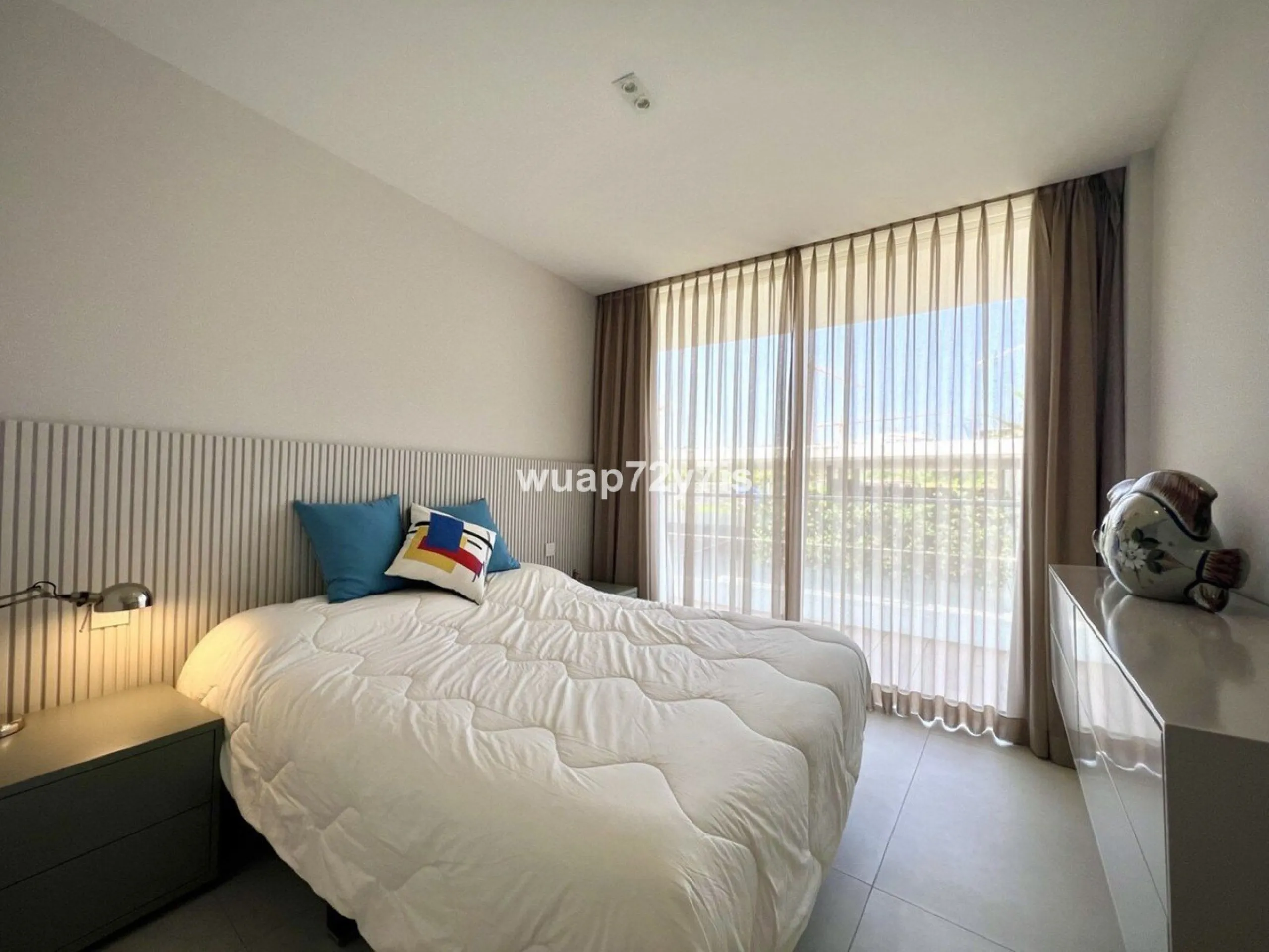 Located in the prestigious The Edge development, on the seafront of Estepona's exclusive New Golden Mile, this elegant flat is part of one of the most modern and sought-after residential complexes on the Costa del Sol. The surroundings offer privacy, cont