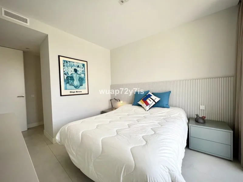 Located in the prestigious The Edge development, on the seafront of Estepona's exclusive New Golden Mile, this elegant flat is part of one of the most modern and sought-after residential complexes on the Costa del Sol. The surroundings offer privacy, cont