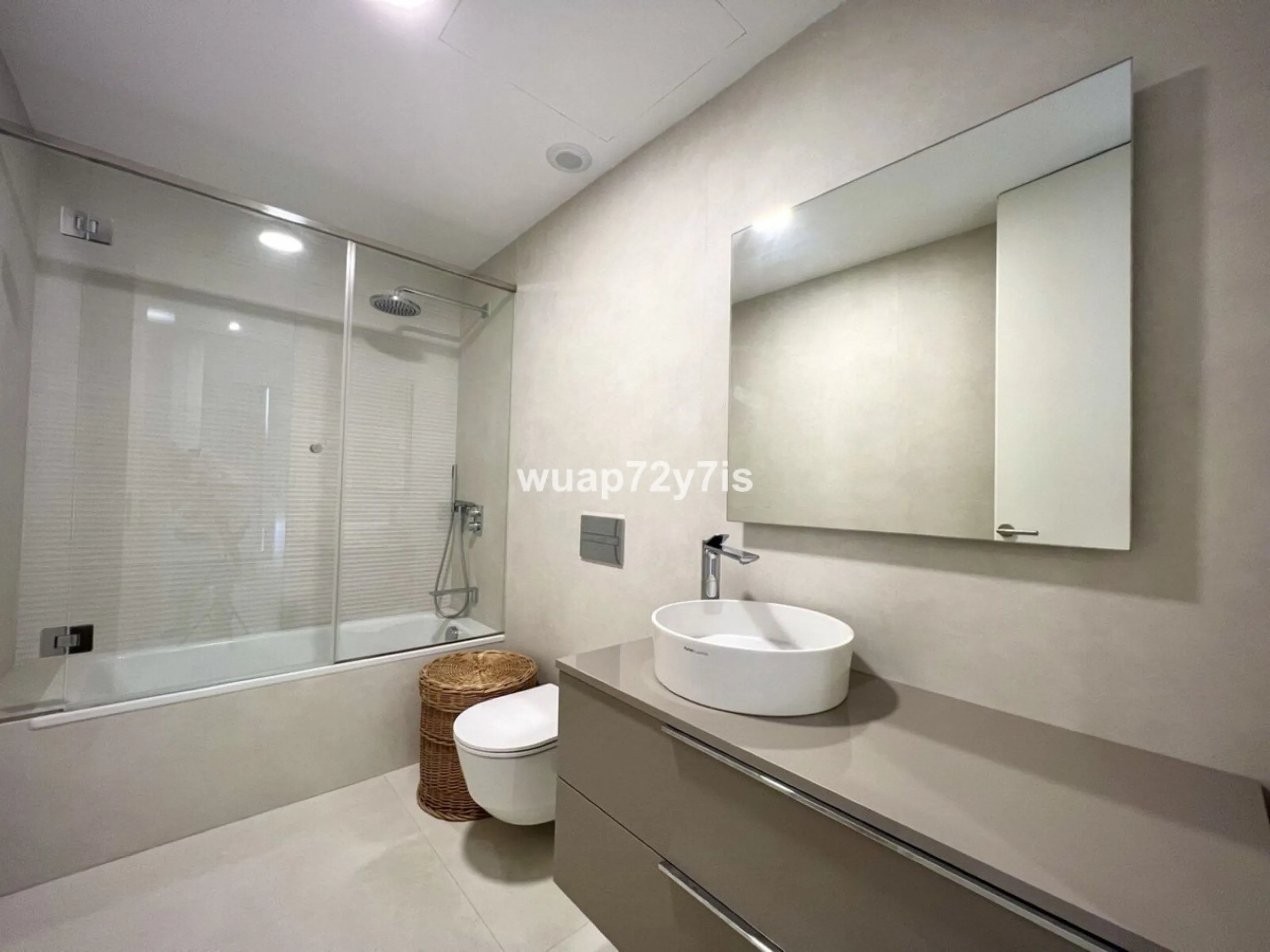 Located in the prestigious The Edge development, on the seafront of Estepona's exclusive New Golden Mile, this elegant flat is part of one of the most modern and sought-after residential complexes on the Costa del Sol. The surroundings offer privacy, cont