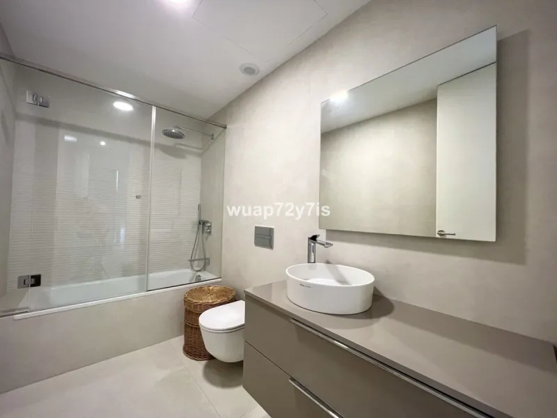 Located in the prestigious The Edge development, on the seafront of Estepona's exclusive New Golden Mile, this elegant flat is part of one of the most modern and sought-after residential complexes on the Costa del Sol. The surroundings offer privacy, cont