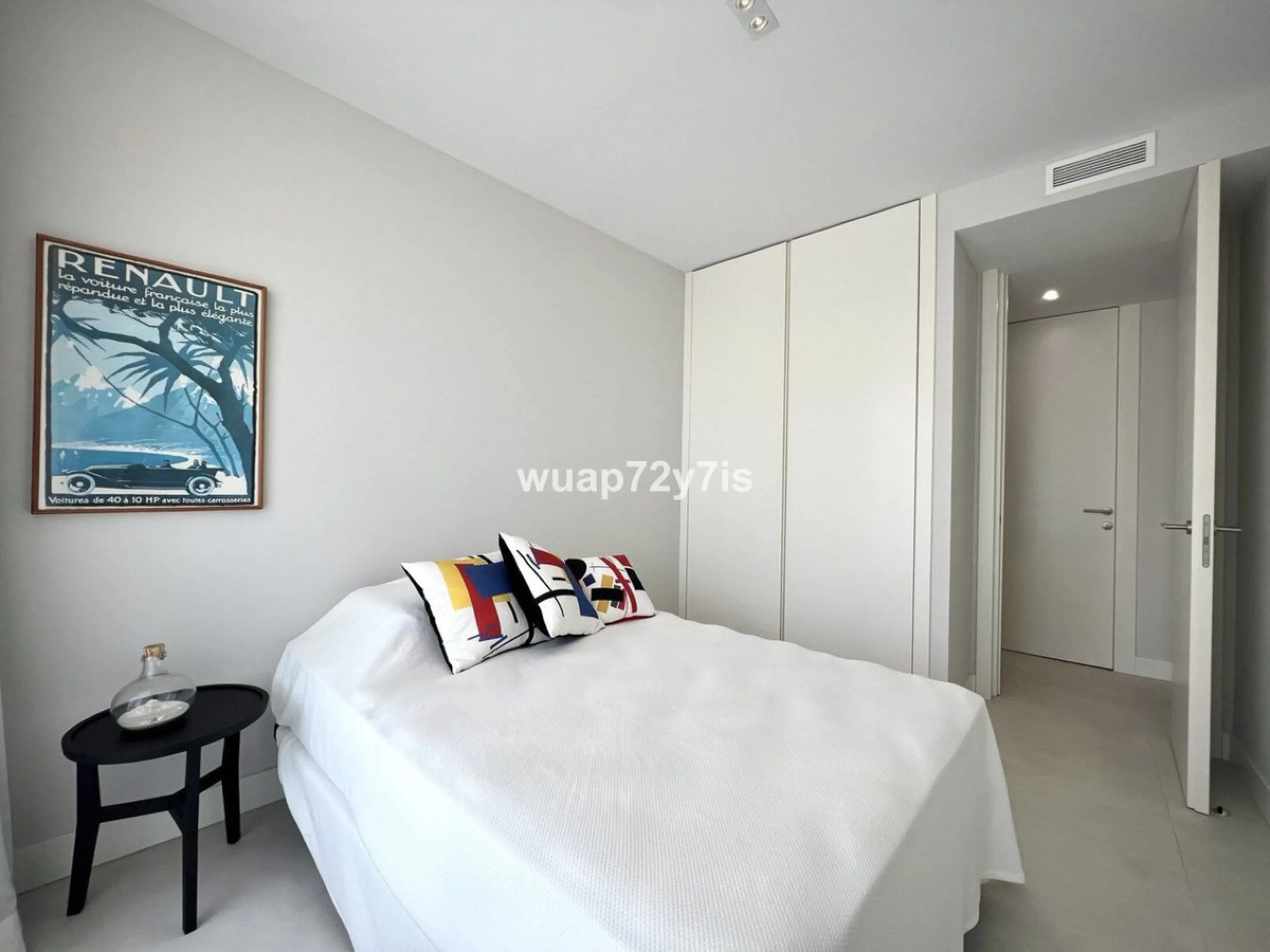 Located in the prestigious The Edge development, on the seafront of Estepona's exclusive New Golden Mile, this elegant flat is part of one of the most modern and sought-after residential complexes on the Costa del Sol. The surroundings offer privacy, cont