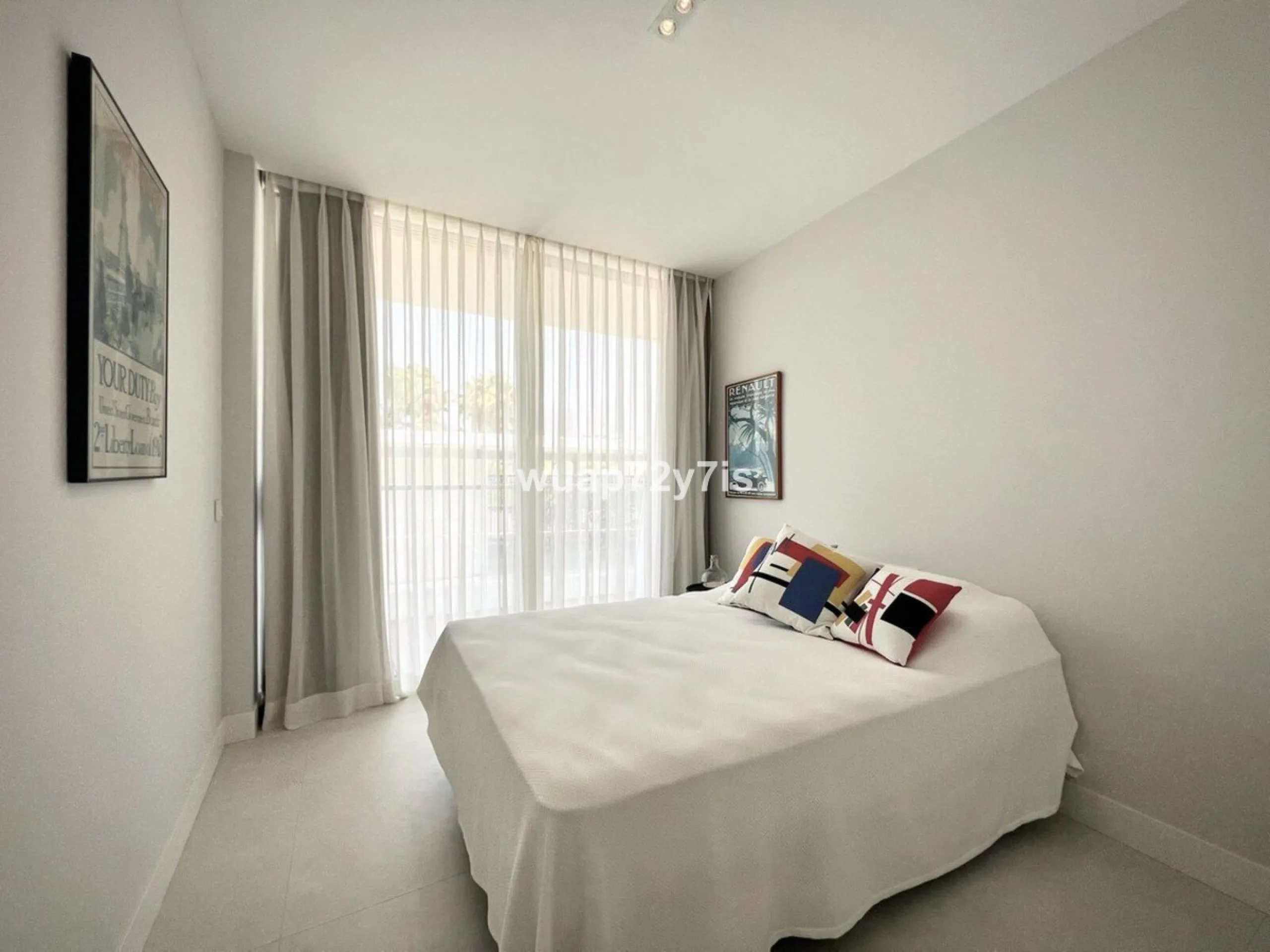 Located in the prestigious The Edge development, on the seafront of Estepona's exclusive New Golden Mile, this elegant flat is part of one of the most modern and sought-after residential complexes on the Costa del Sol. The surroundings offer privacy, cont