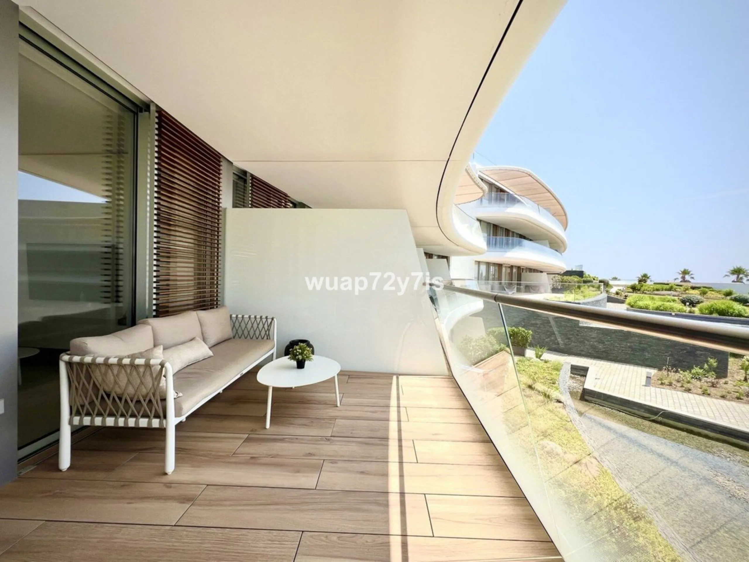 Located in the prestigious The Edge development, on the seafront of Estepona's exclusive New Golden Mile, this elegant flat is part of one of the most modern and sought-after residential complexes on the Costa del Sol. The surroundings offer privacy, cont